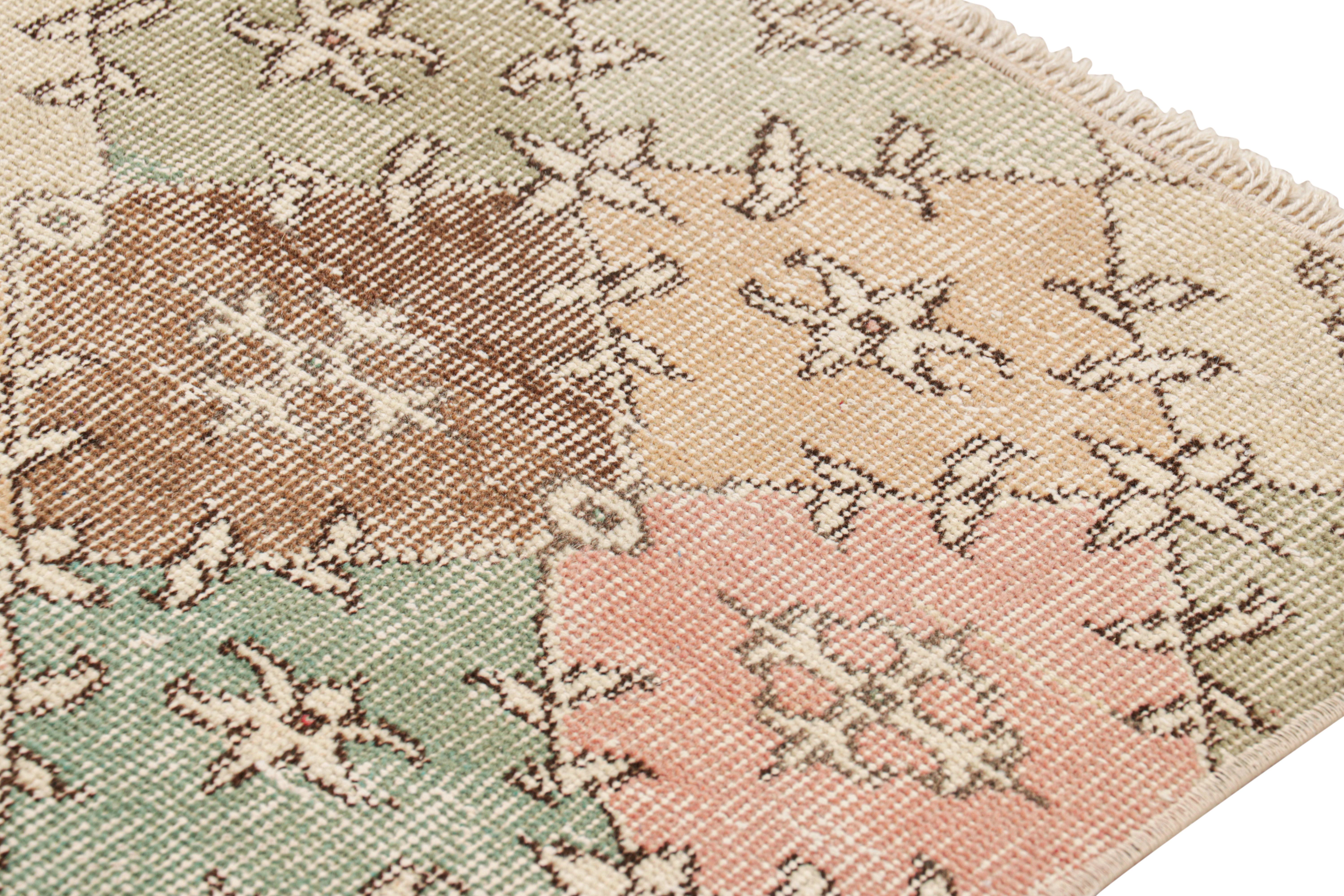 Vintage Zeki Müren Läufer in polychromen geometrischen Mustern, von Rug & Kilim (Türkisch) im Angebot