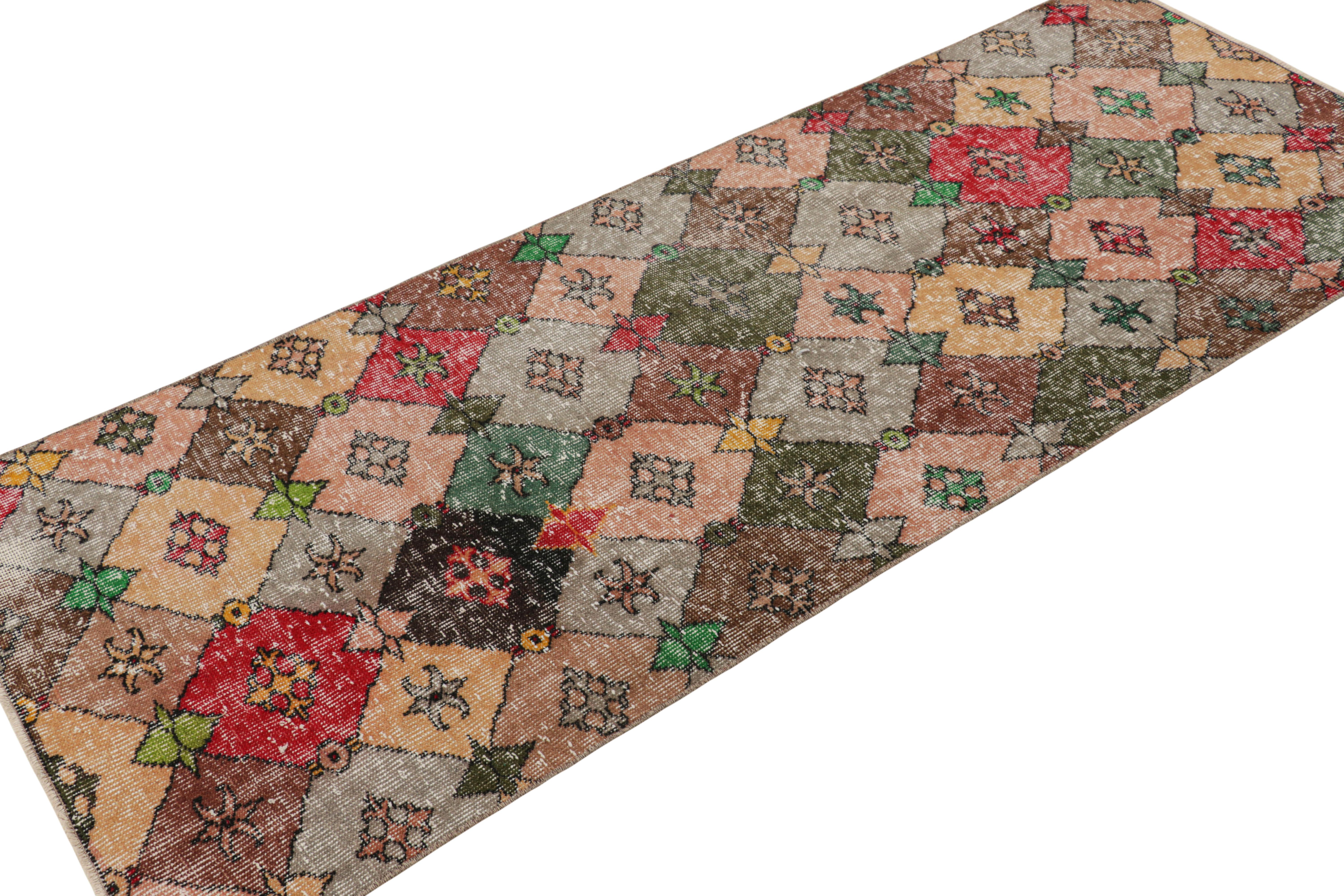Vintage Zeki Müren Läufer in polychromen geometrischen Mustern, von Rug & Kilim (Handgeknüpft) im Angebot