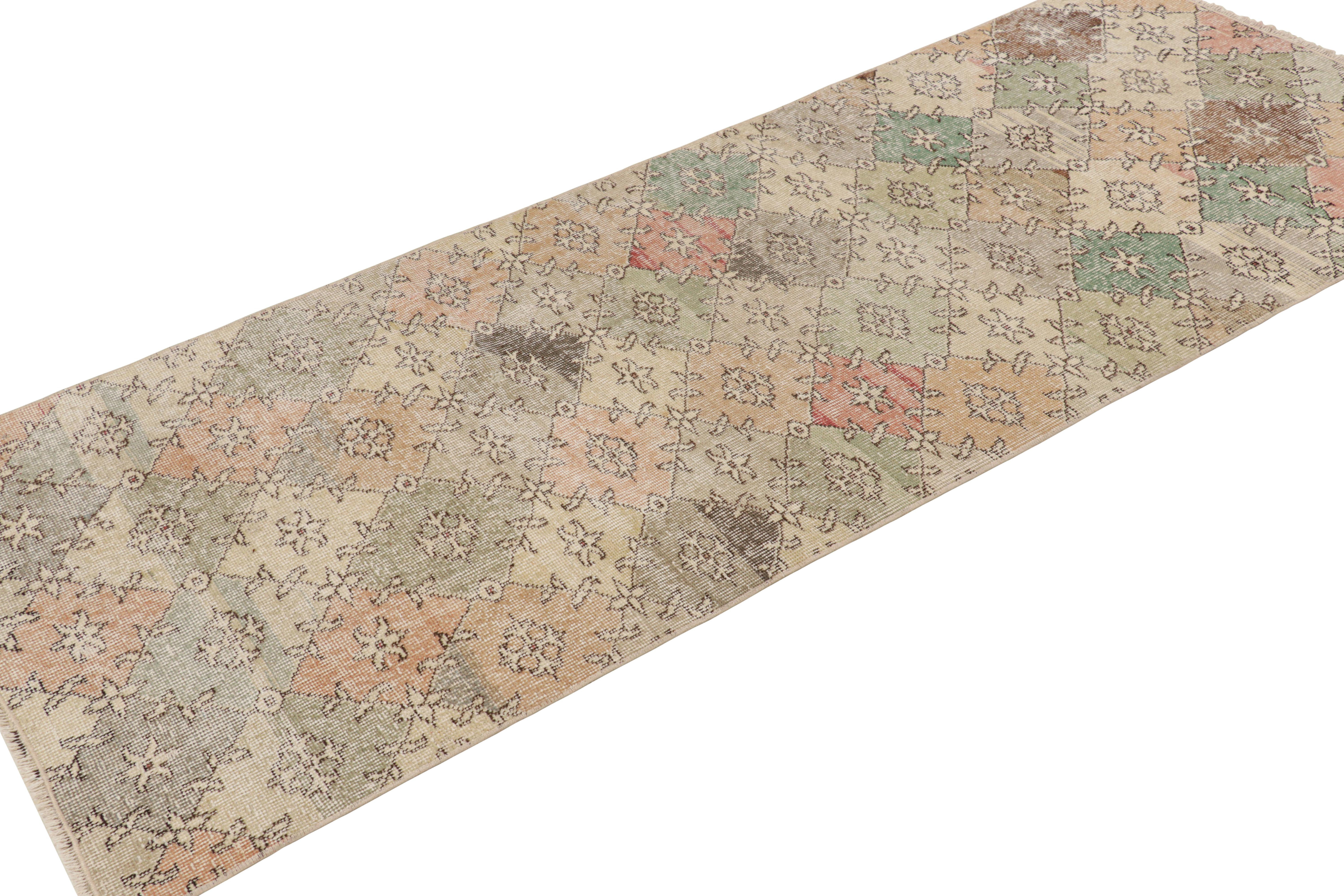 Vintage Zeki Müren Läufer in polychromen geometrischen Mustern, von Rug & Kilim (Handgeknüpft) im Angebot