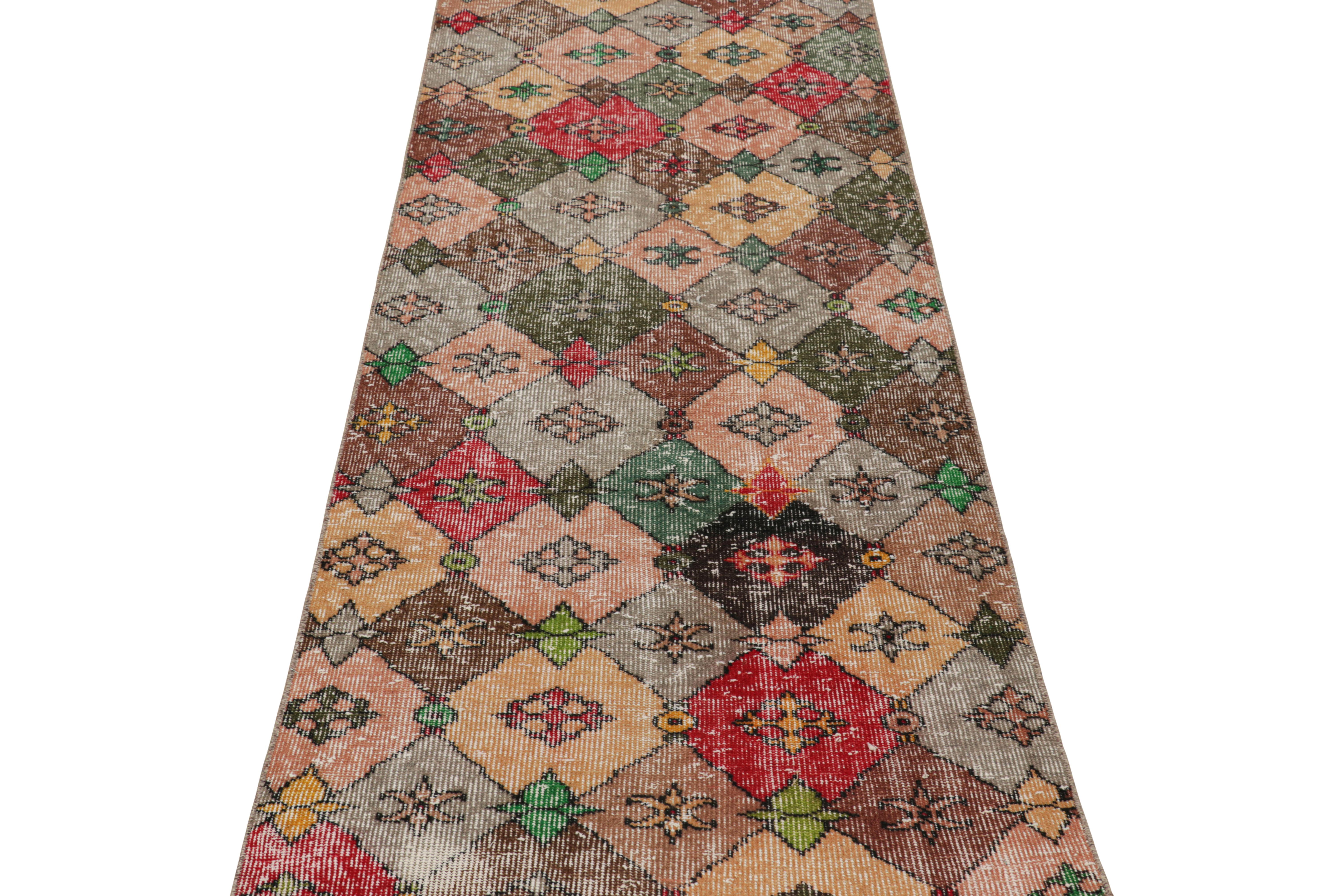 Vintage Zeki Müren Läufer in polychromen geometrischen Mustern, von Rug & Kilim im Zustand „Gut“ im Angebot in Long Island City, NY