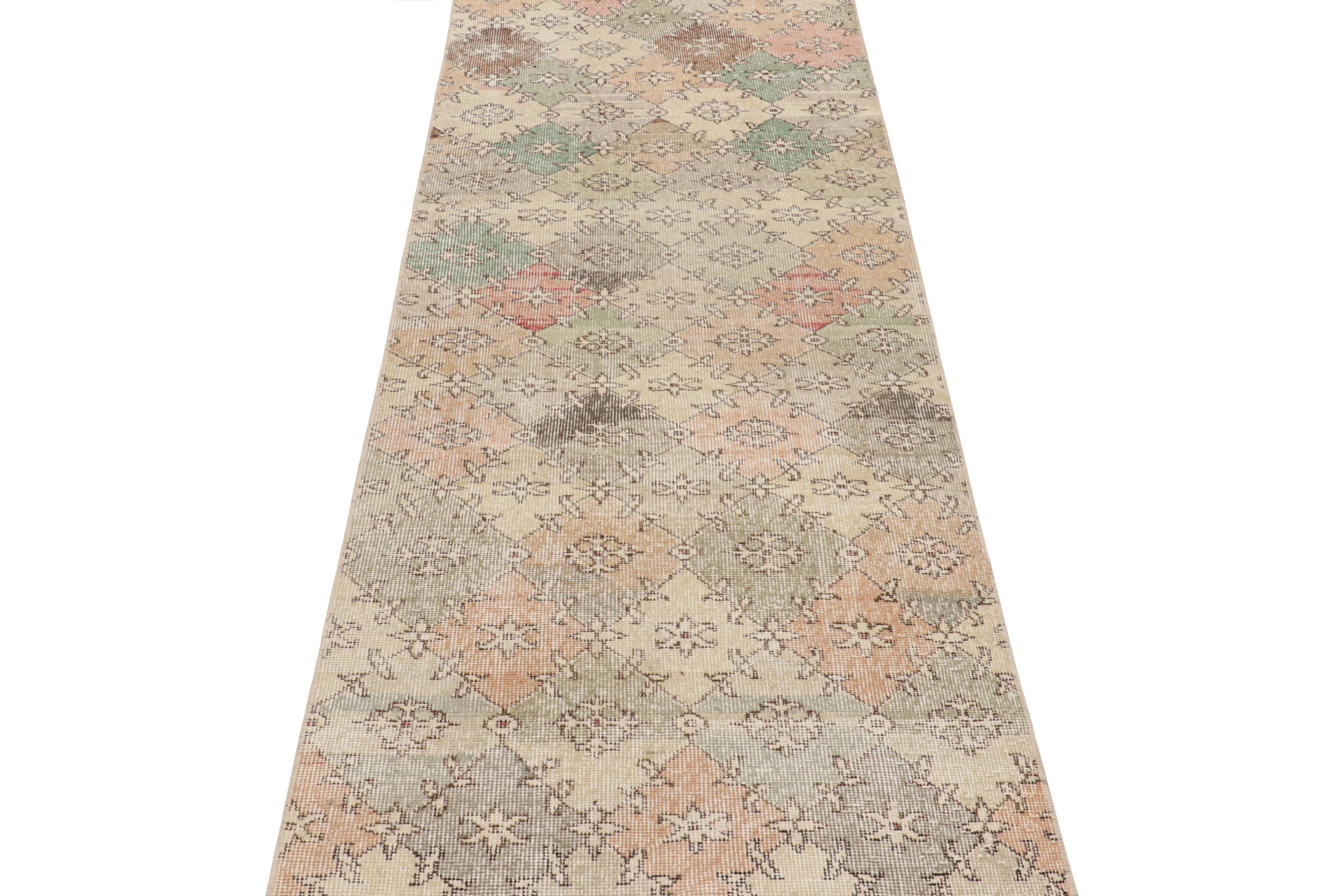 Vintage Zeki Müren Läufer in polychromen geometrischen Mustern, von Rug & Kilim im Zustand „Gut“ im Angebot in Long Island City, NY