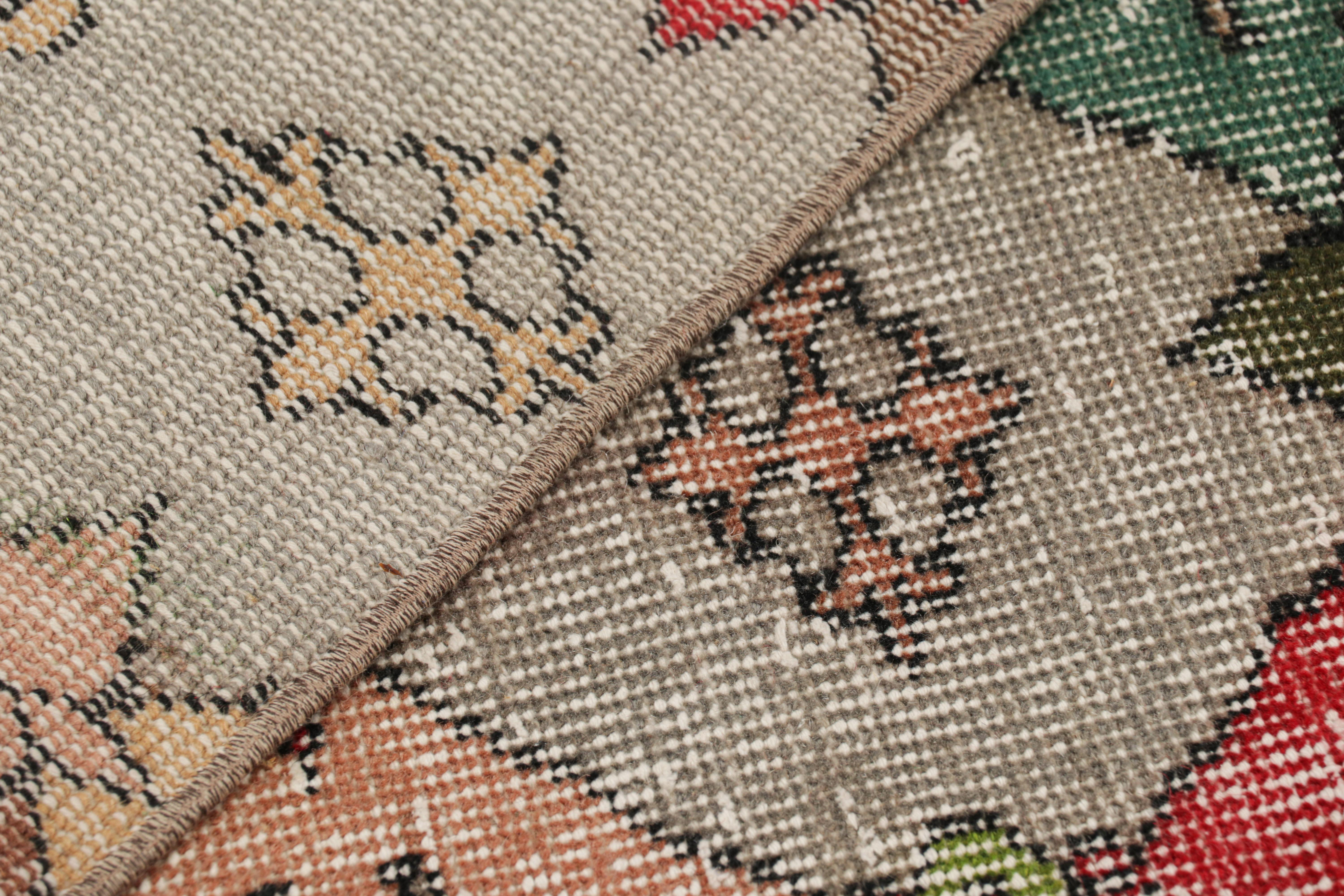 Vintage Zeki Müren Läufer in polychromen geometrischen Mustern, von Rug & Kilim im Angebot 1