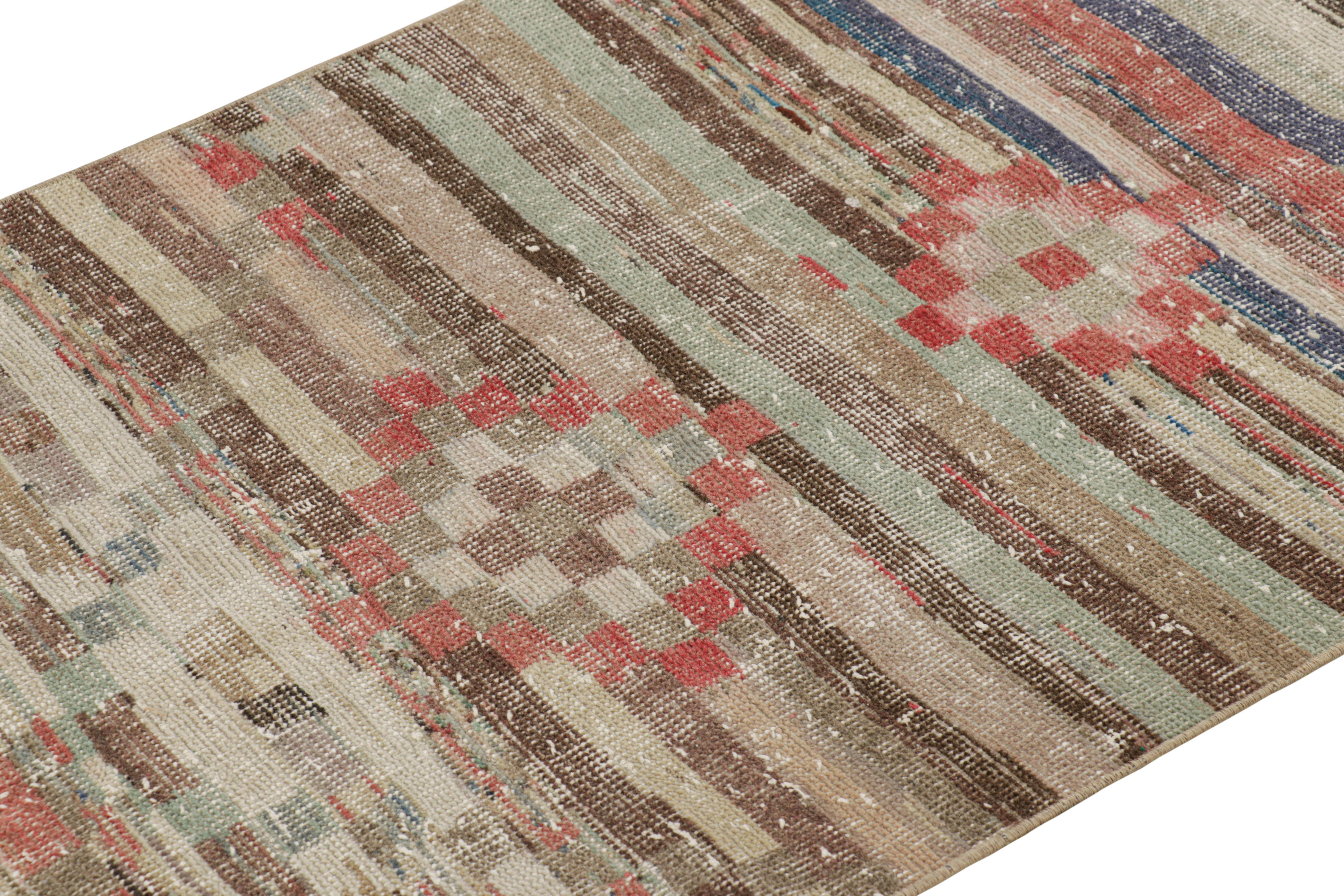 Noué à la main en laine et originaire de Turquie vers 1960 - 1970, ce chemin de table vintage 3x6 de Zeki Müren est un ajout unique à la Collection Rug & Kilim pour sa large gamme de couleurs et ses rayures et motifs géométriques sur tout le champ.