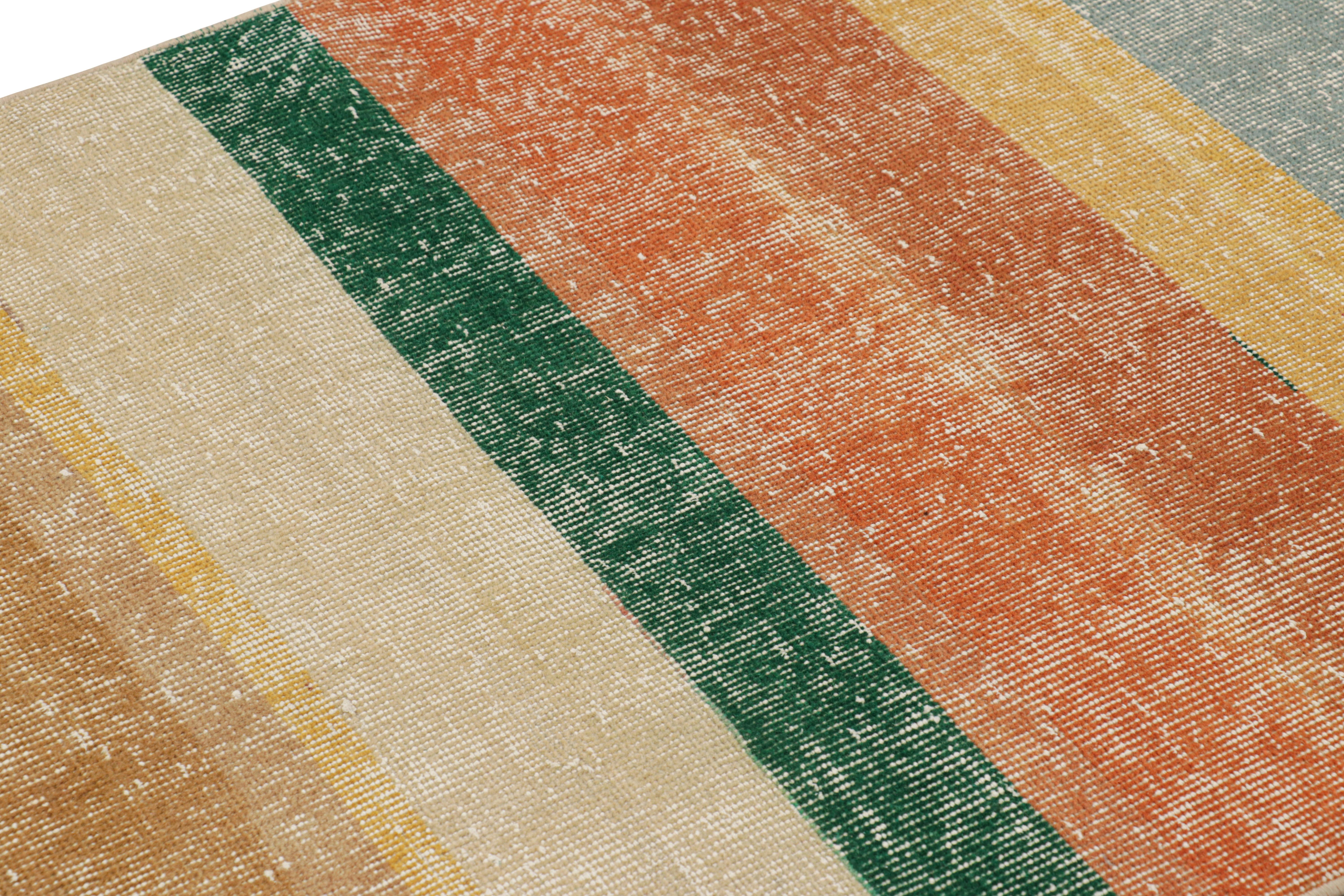 Anudado a mano en lana y originario de Turquía hacia 1960 - 1970, este camino de 3x6 vintage de Zeki Müren es una incorporación única a la colección Rug & Kilim por su amplia gama de colores y sus rayas geométricas por todo el campo. 

Sobre el