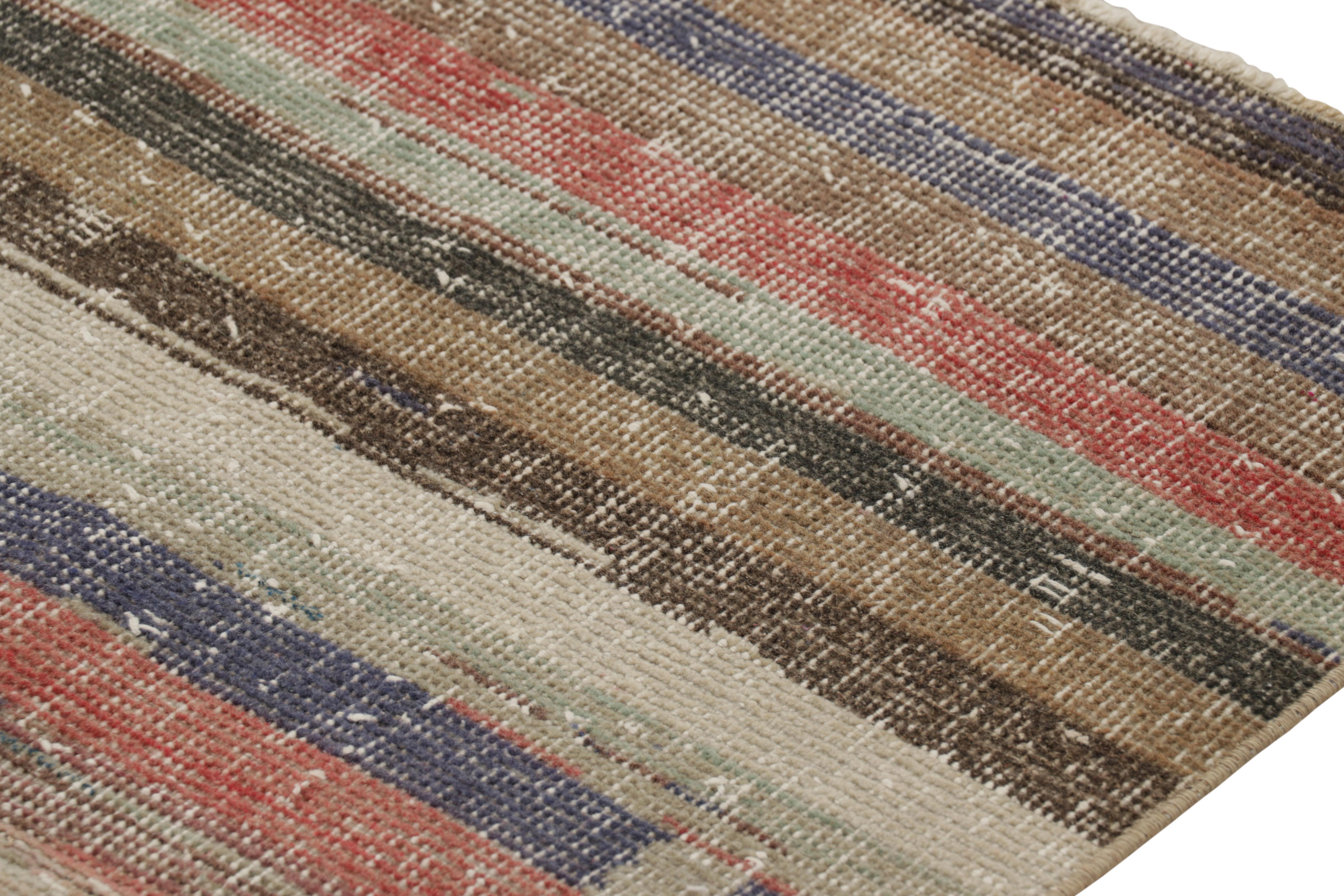 Turc Tapis de course vintage Zeki Müren à rayures géométriques polychromes, de Rug & Kilim en vente