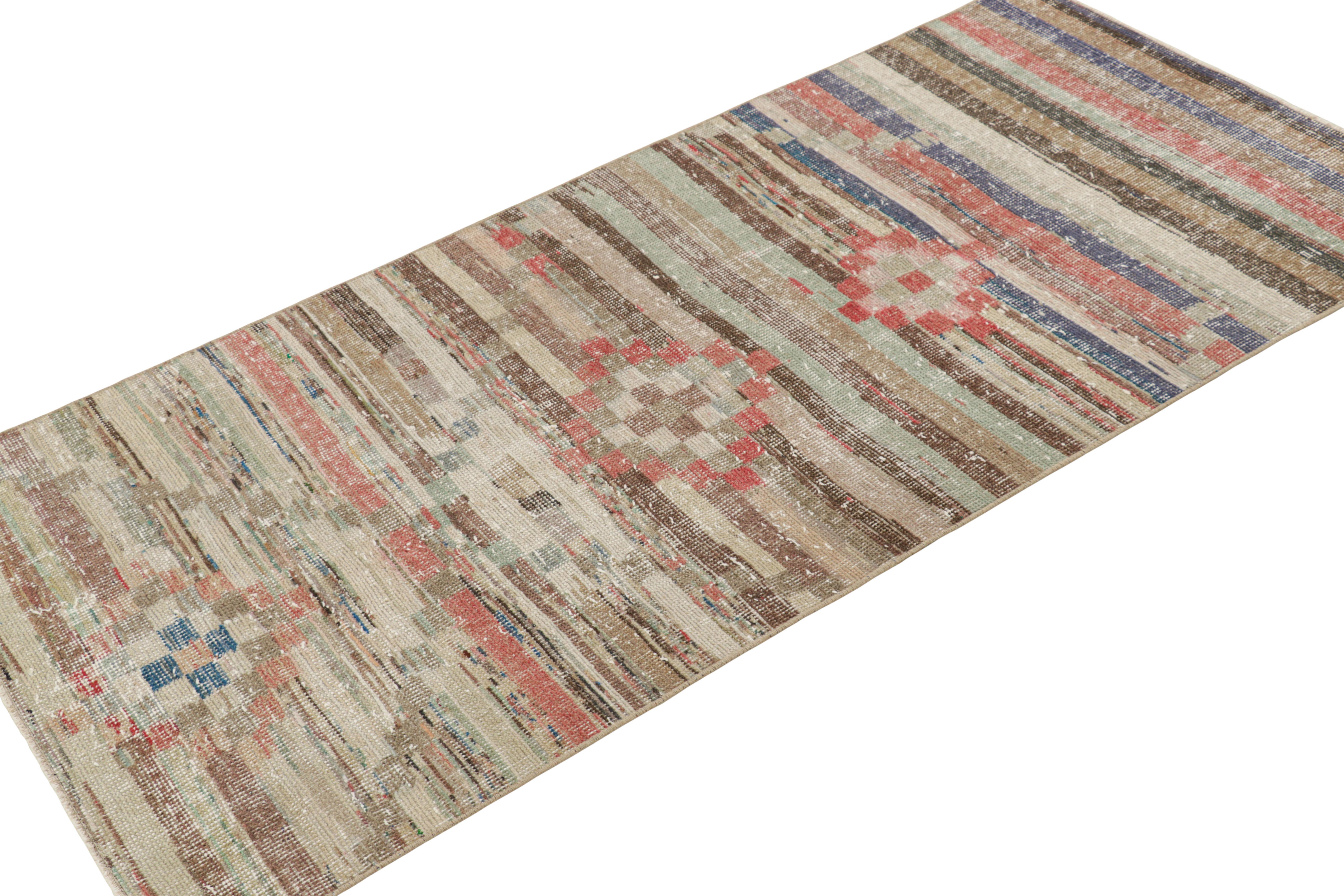 Noué à la main Tapis de course vintage Zeki Müren à rayures géométriques polychromes, de Rug & Kilim en vente