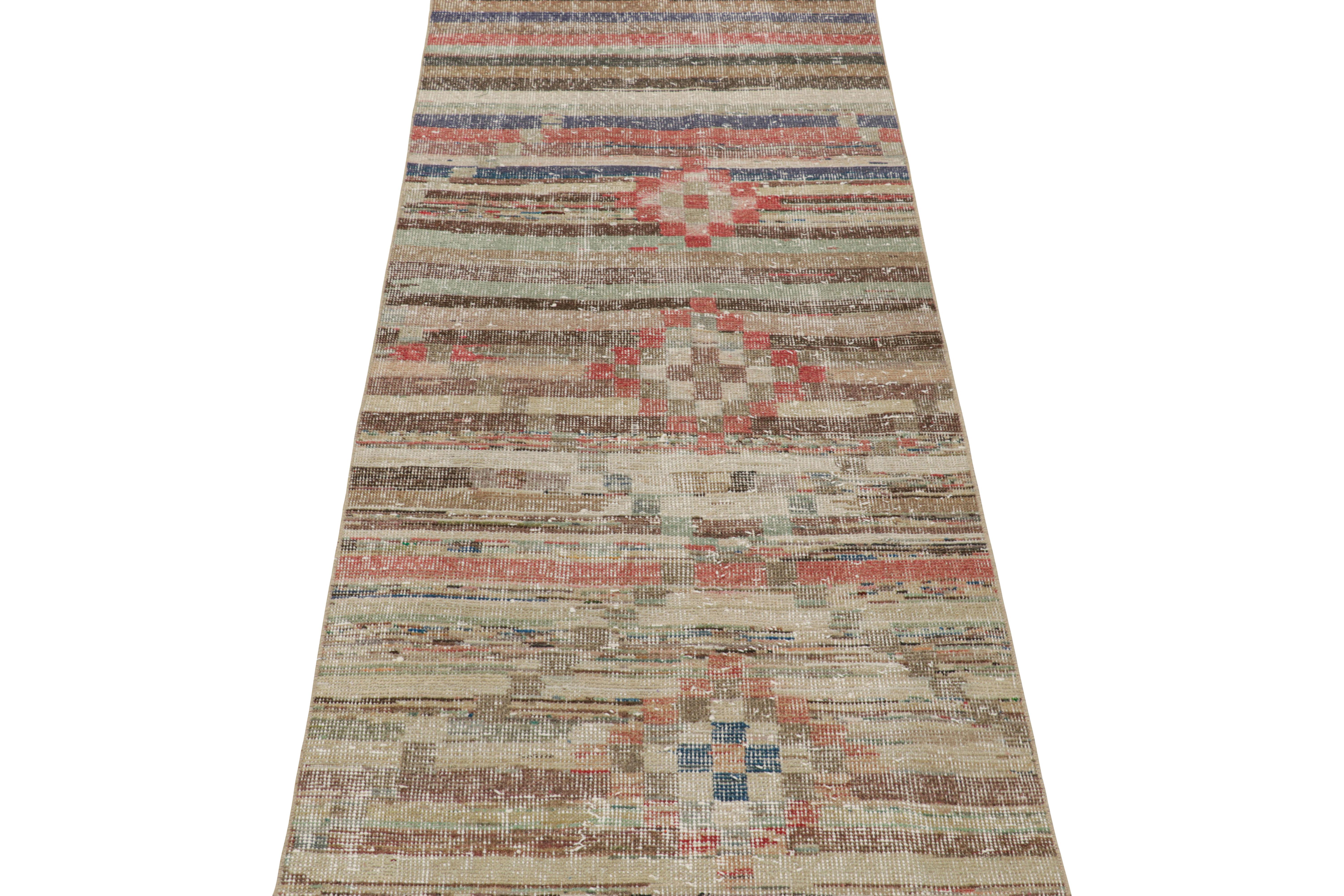 Tapis de course vintage Zeki Müren à rayures géométriques polychromes, de Rug & Kilim Bon état - En vente à Long Island City, NY