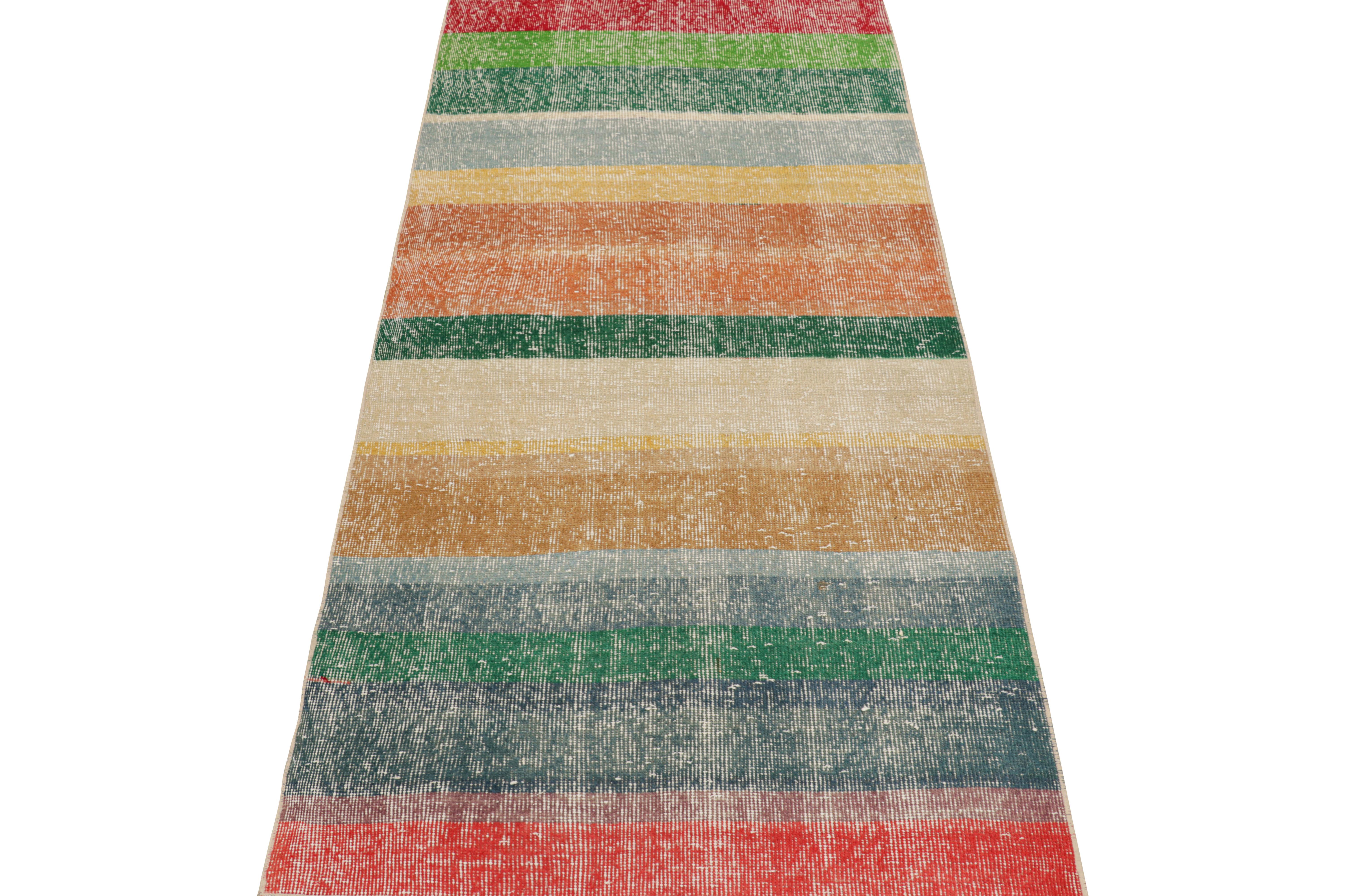 Traves de Mesa Vintage Zeki Müren de Rayas Geométricas Policromáticas, de Rug & Kilim en Bueno estado para la venta en Long Island City, NY