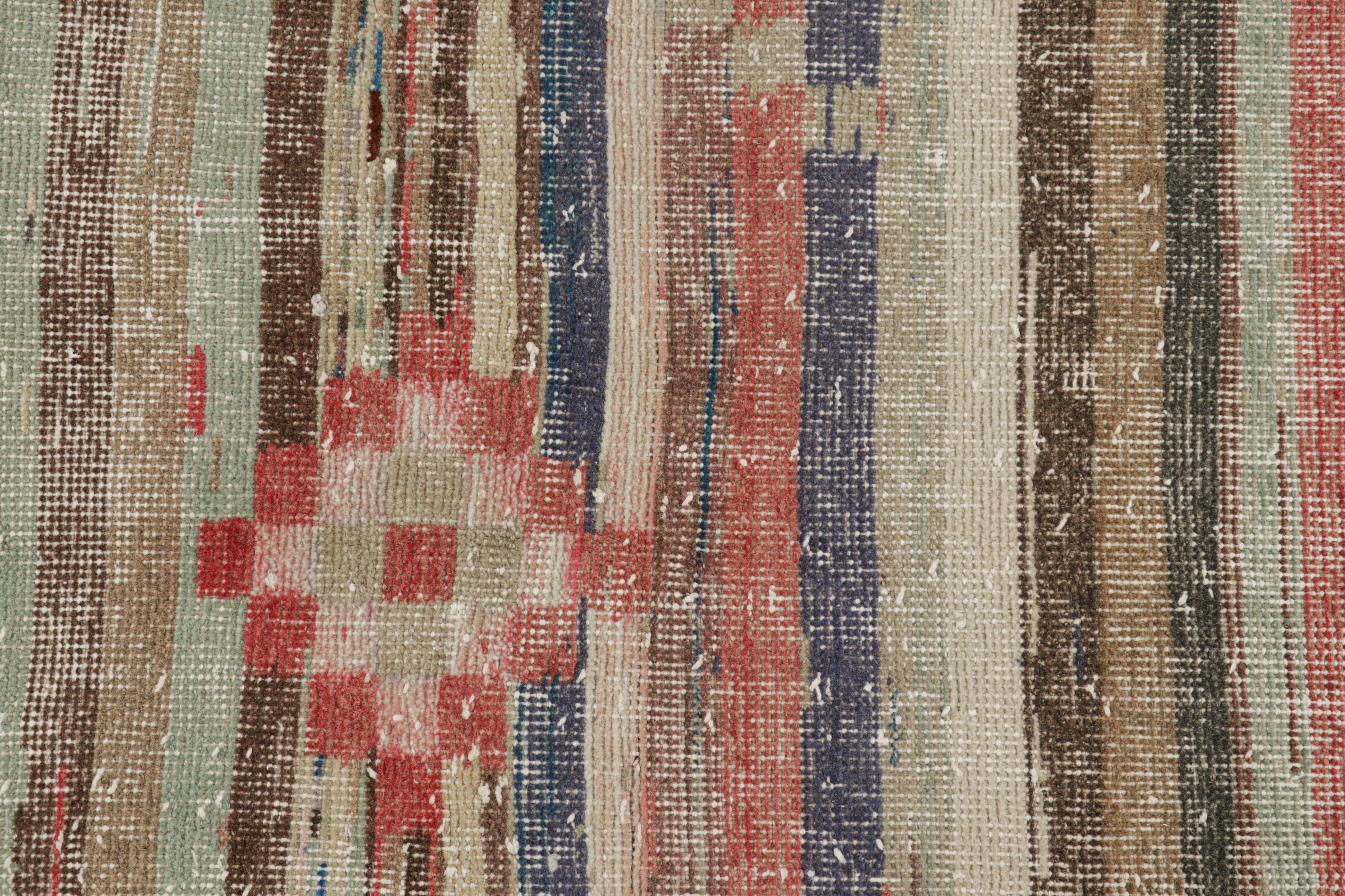 Milieu du XXe siècle Tapis de course vintage Zeki Müren à rayures géométriques polychromes, de Rug & Kilim en vente