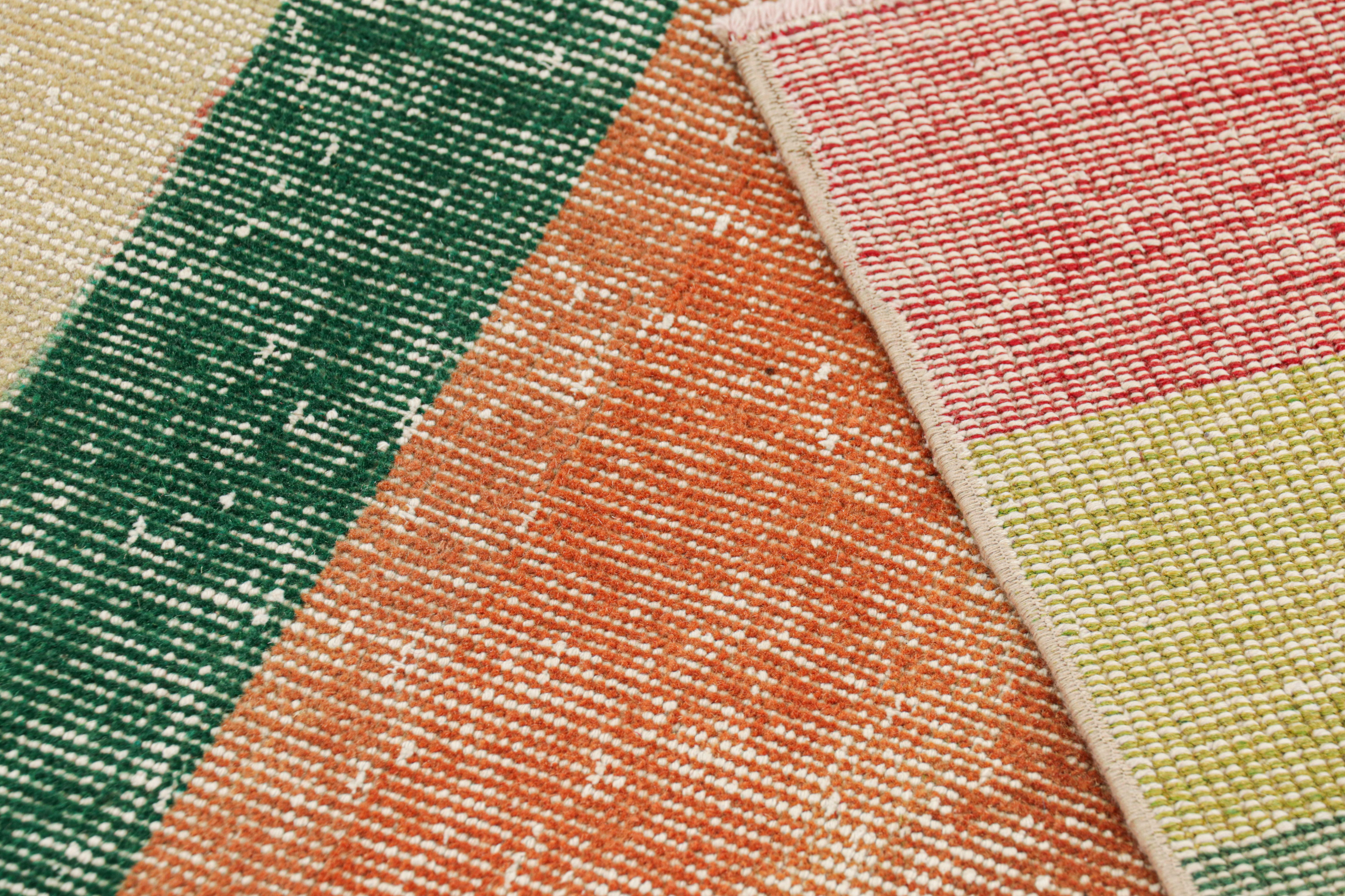 Traves de Mesa Vintage Zeki Müren de Rayas Geométricas Policromáticas, de Rug & Kilim en venta 1