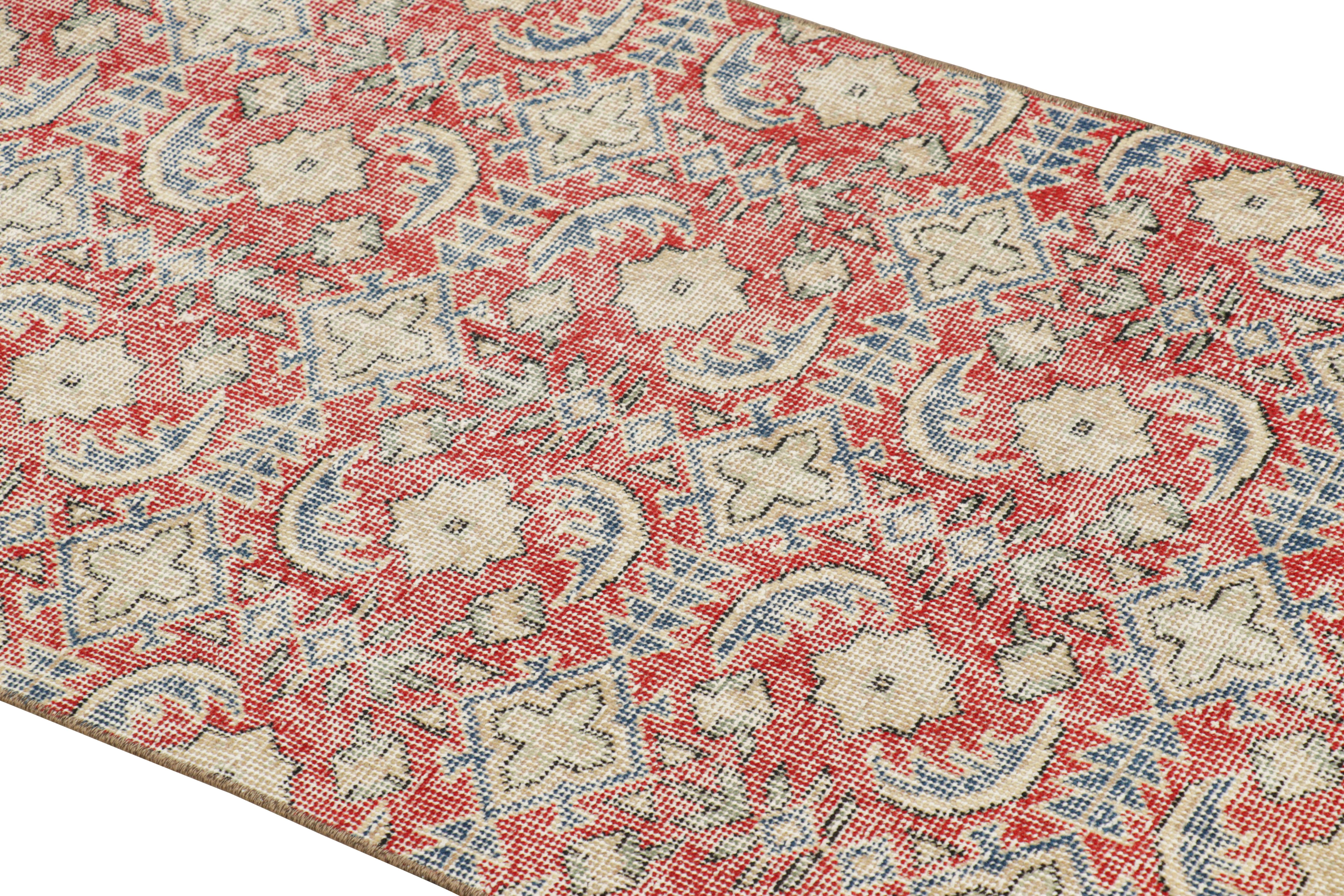 Annodato a mano in lana e proveniente dalla Turchia intorno al 1960-1970, questo runner vintage 2x6 di Zeki Müren è un'aggiunta unica alla Rug & Kilim Collection per i suoi colori insoliti e i motivi geometrici che lo attraversano. 

Sul design: