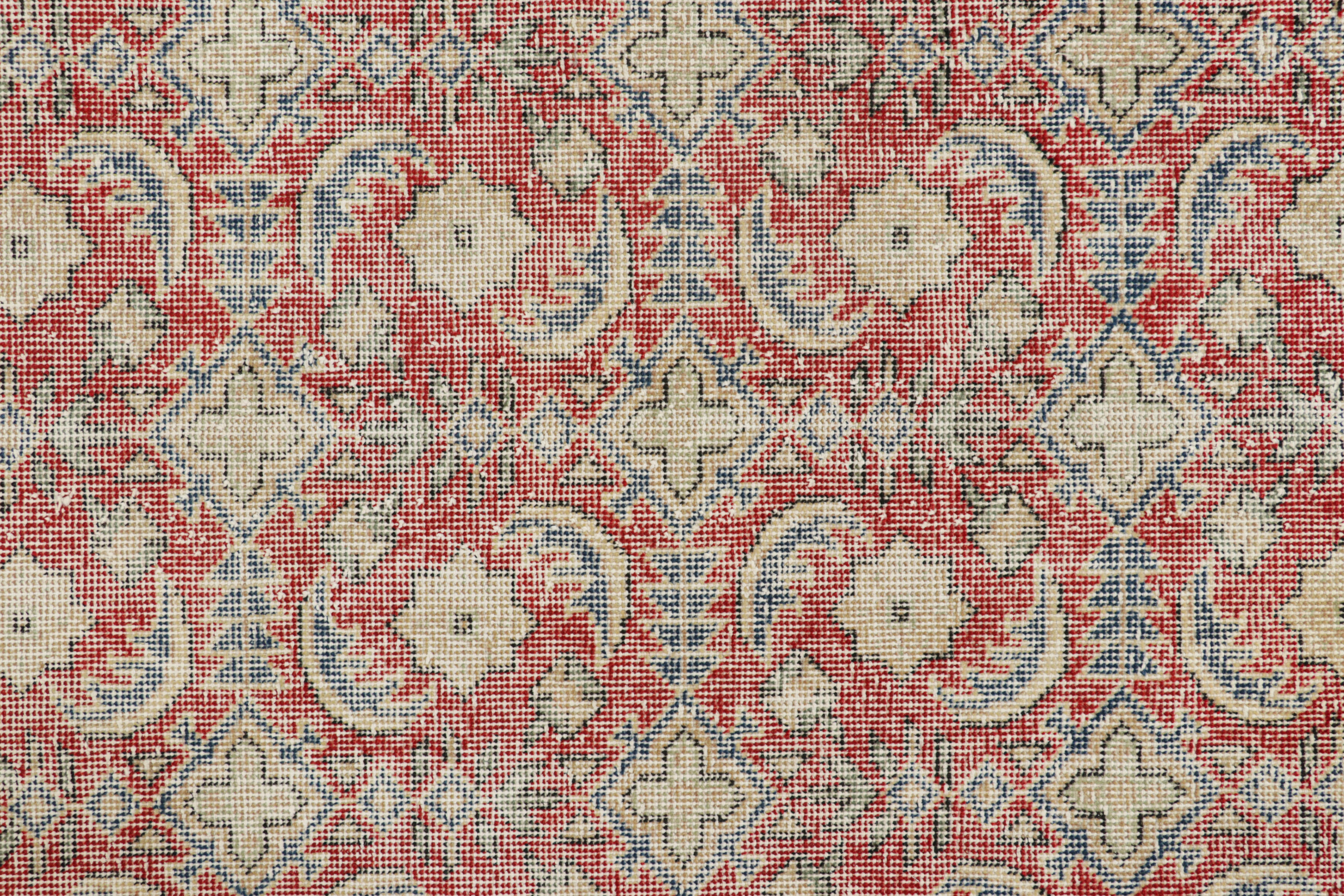 Turco Runner Zeki Müren vintage in rosso, con motivi beige e blu, da Rug & Kilim in vendita