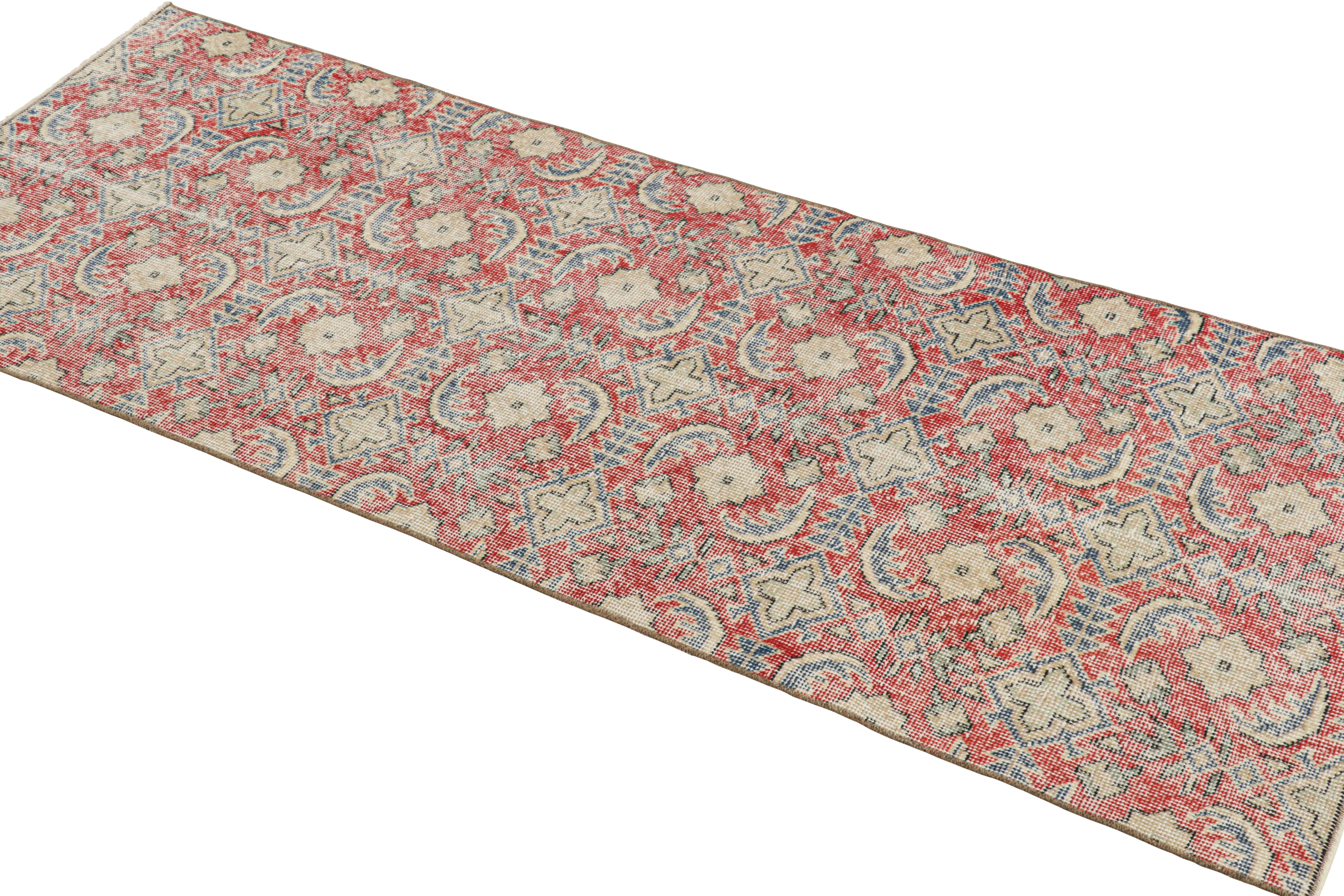 Annodato a mano Runner Zeki Müren vintage in rosso, con motivi beige e blu, da Rug & Kilim in vendita