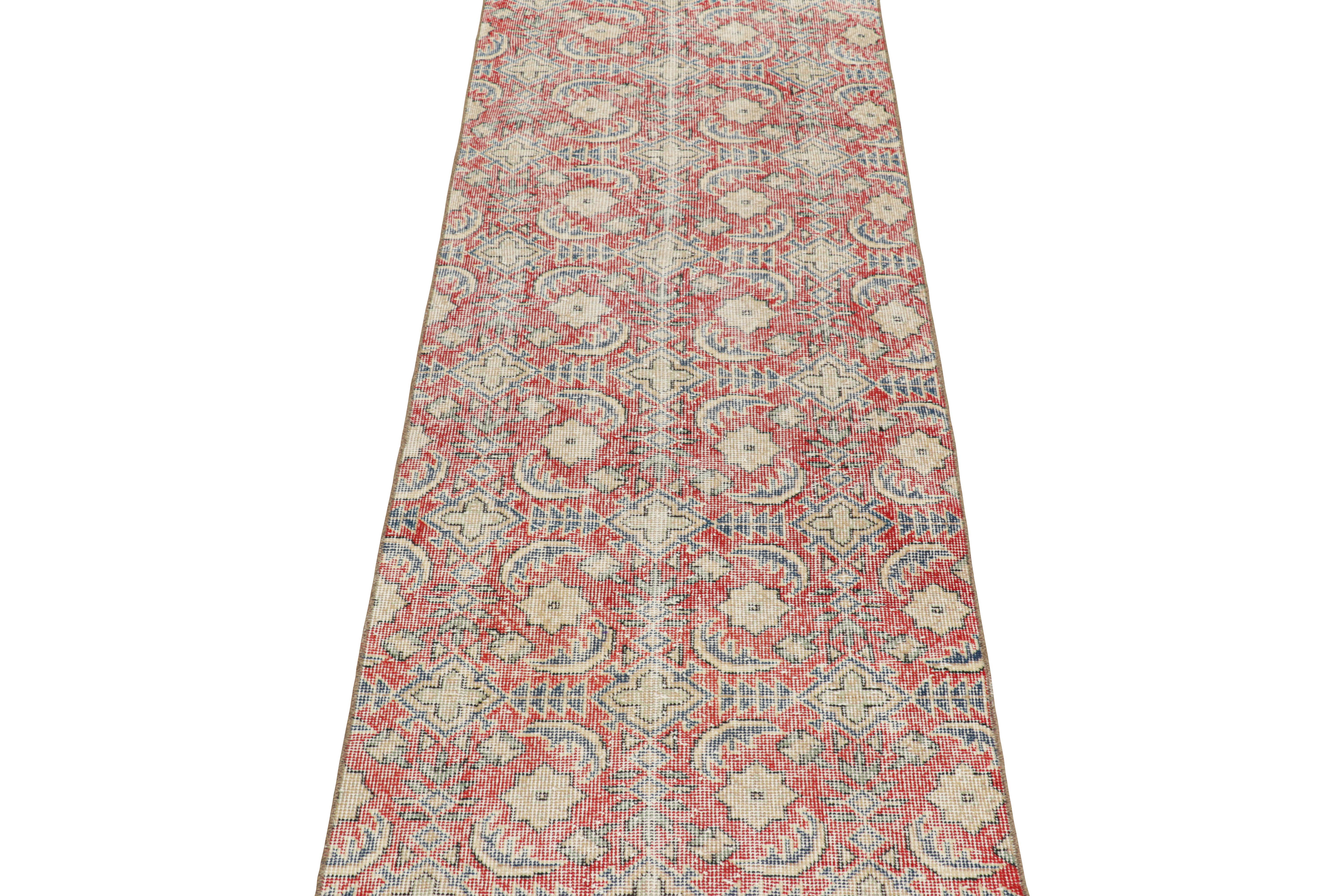 Runner Zeki Müren vintage in rosso, con motivi beige e blu, da Rug & Kilim In condizioni buone in vendita a Long Island City, NY