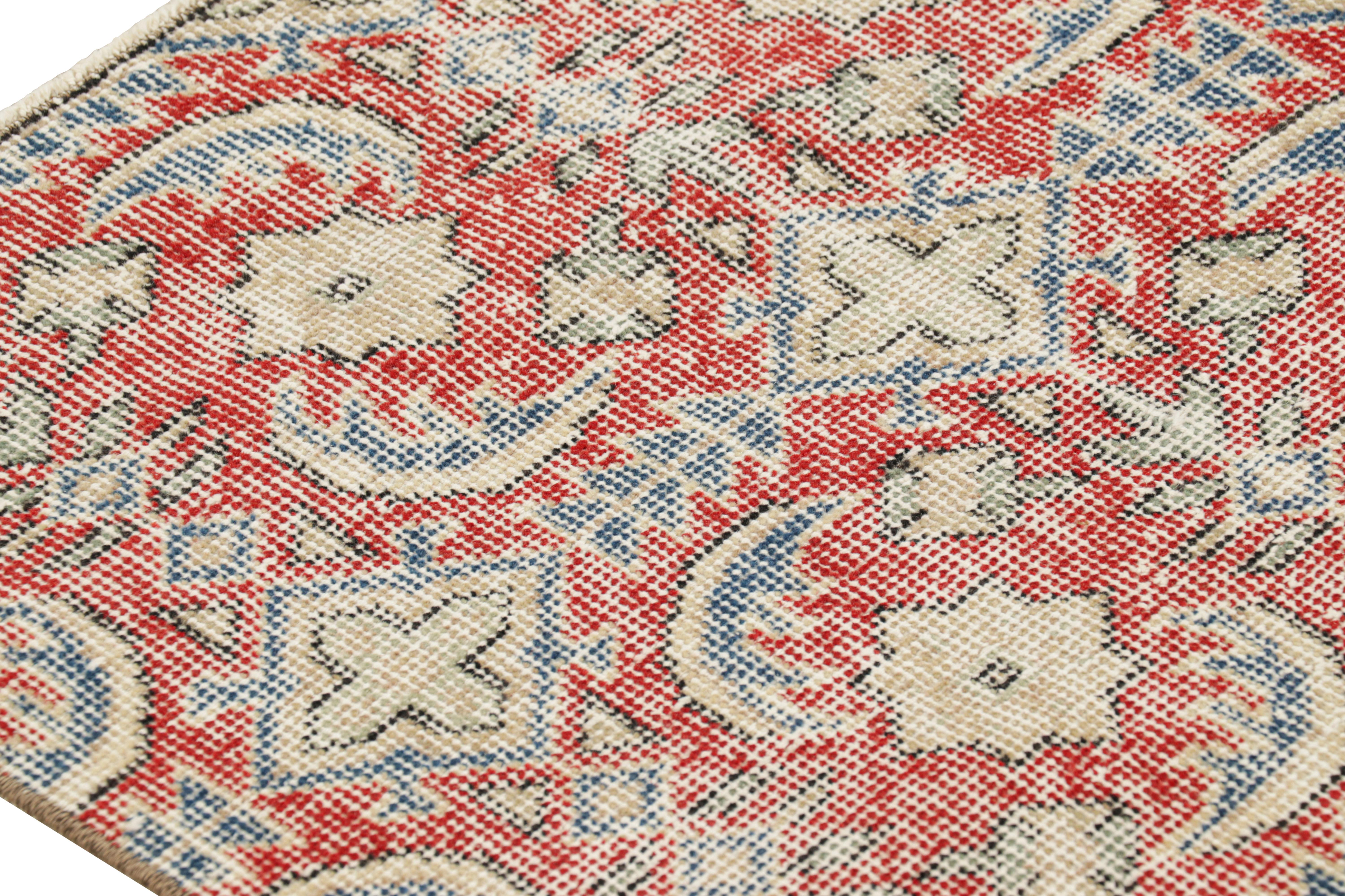 Metà XX secolo Runner Zeki Müren vintage in rosso, con motivi beige e blu, da Rug & Kilim in vendita