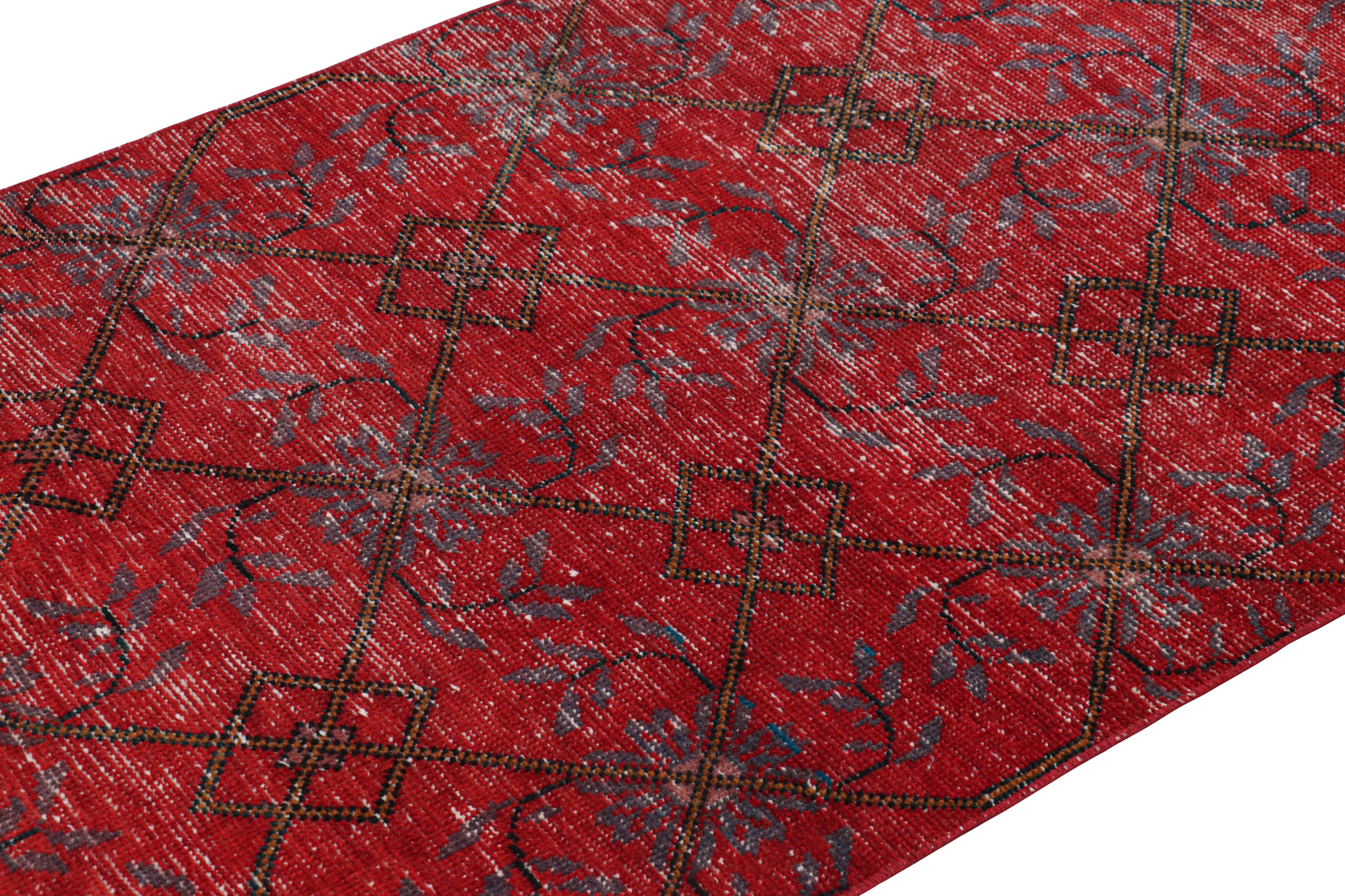 Dieser handgeknüpfte Wollläufer aus der Türkei (ca. 1960-1970) ist mit seinen ungewöhnlichen Farben und geometrischen Mustern eine einzigartige Ergänzung der Rug & Kilim Collection'S. 

Über das Design: 

Bewunderer des Kunsthandwerks werden dieses