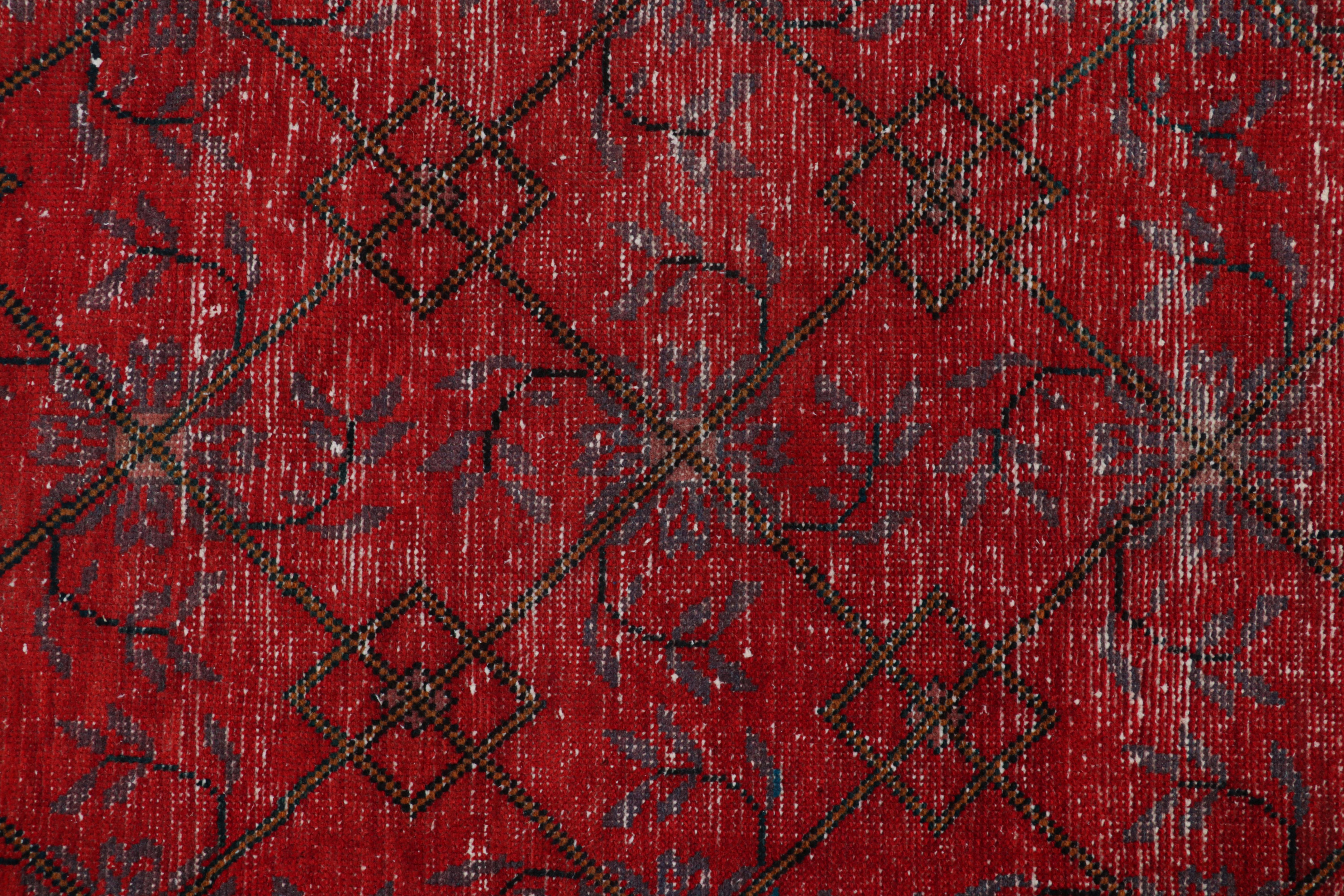 Vintage Zeki Müren Läufer in Rot mit blauen geometrischen Mustern von Rug & Kilim (Türkisch) im Angebot