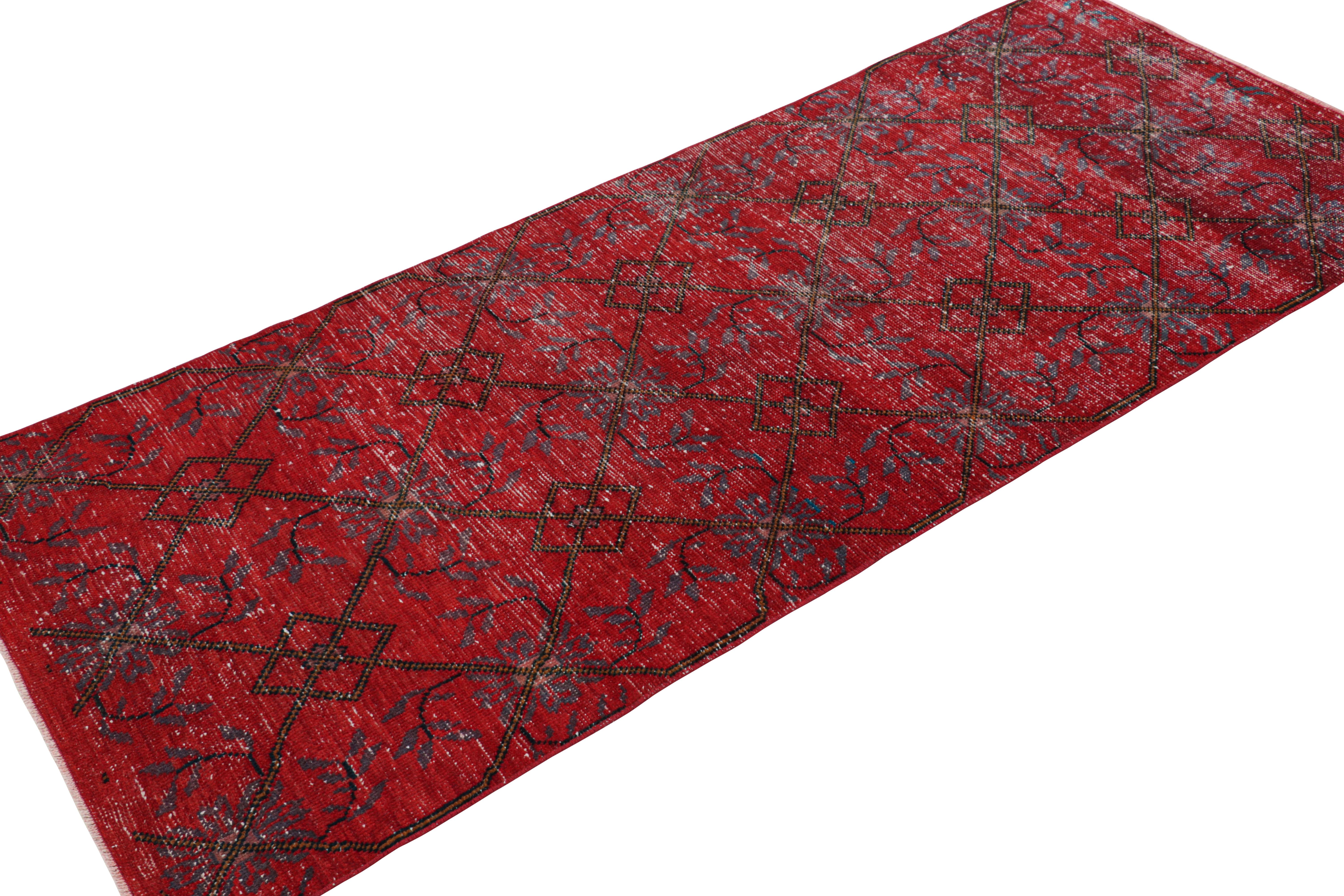 Vintage Zeki Müren Läufer in Rot mit blauen geometrischen Mustern von Rug & Kilim (Handgeknüpft) im Angebot