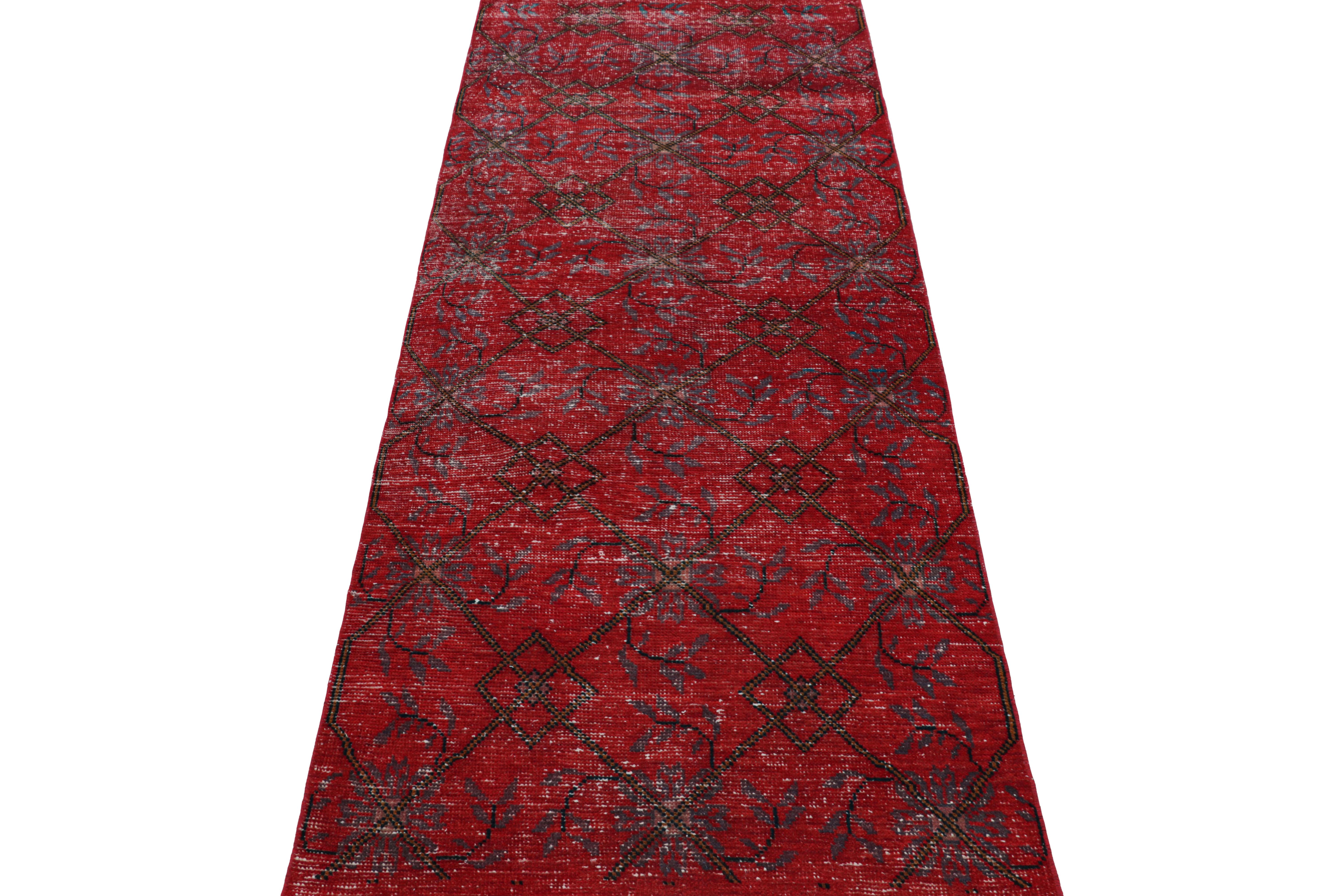 Vintage Zeki Müren Läufer in Rot mit blauen geometrischen Mustern von Rug & Kilim im Zustand „Gut“ im Angebot in Long Island City, NY