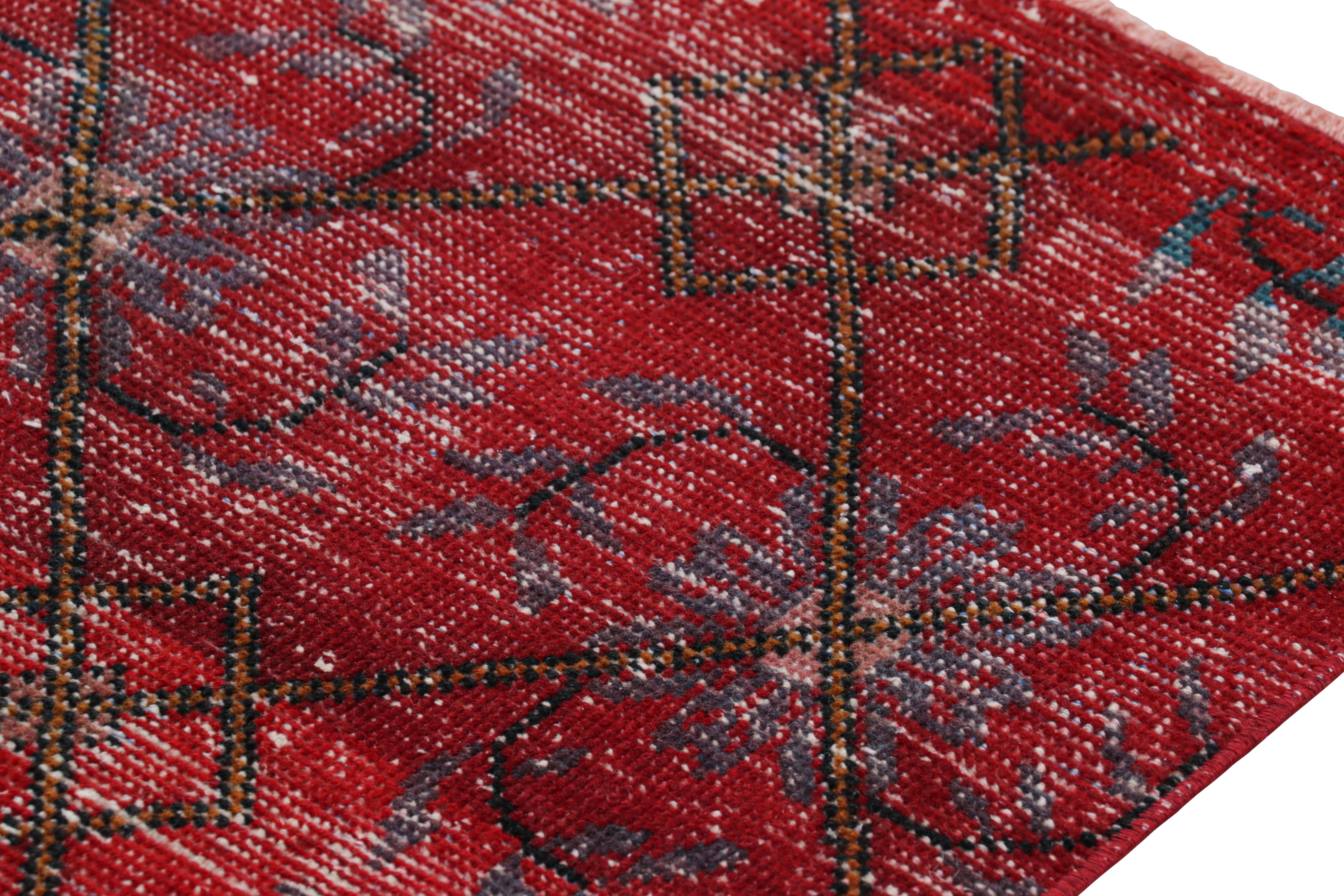 Vintage Zeki Müren Läufer in Rot mit blauen geometrischen Mustern von Rug & Kilim (Mitte 17. Jahrhundert) im Angebot