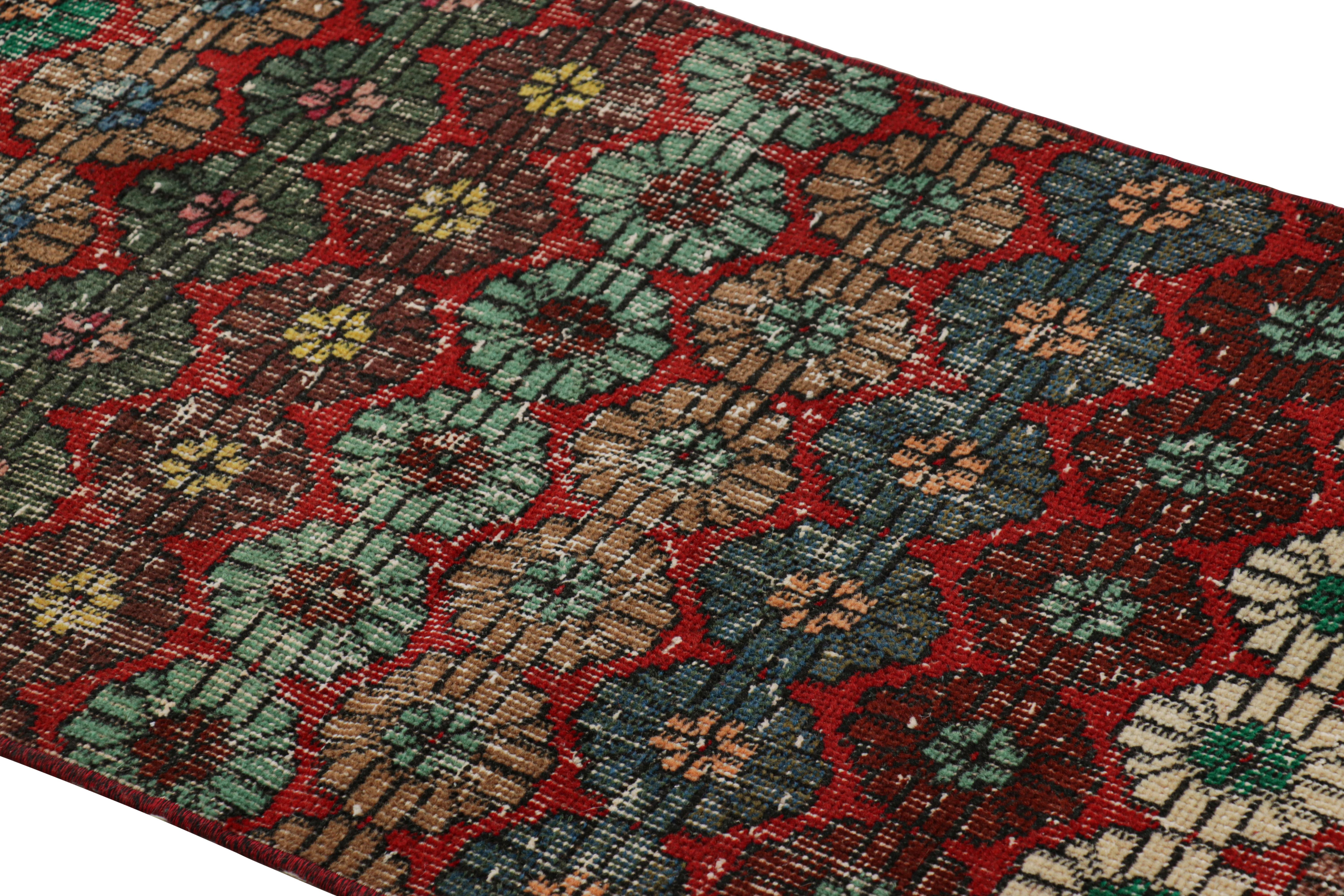 Dieser handgeknüpfte Wollläufer aus der Türkei (ca. 1960-1970) ist eine einzigartige Ergänzung der Rug & Kilim Collection'S. Er besticht durch seine breite Farbpalette und die floralen Muster auf dem Feld.

Über das Design: 

Bewunderer des