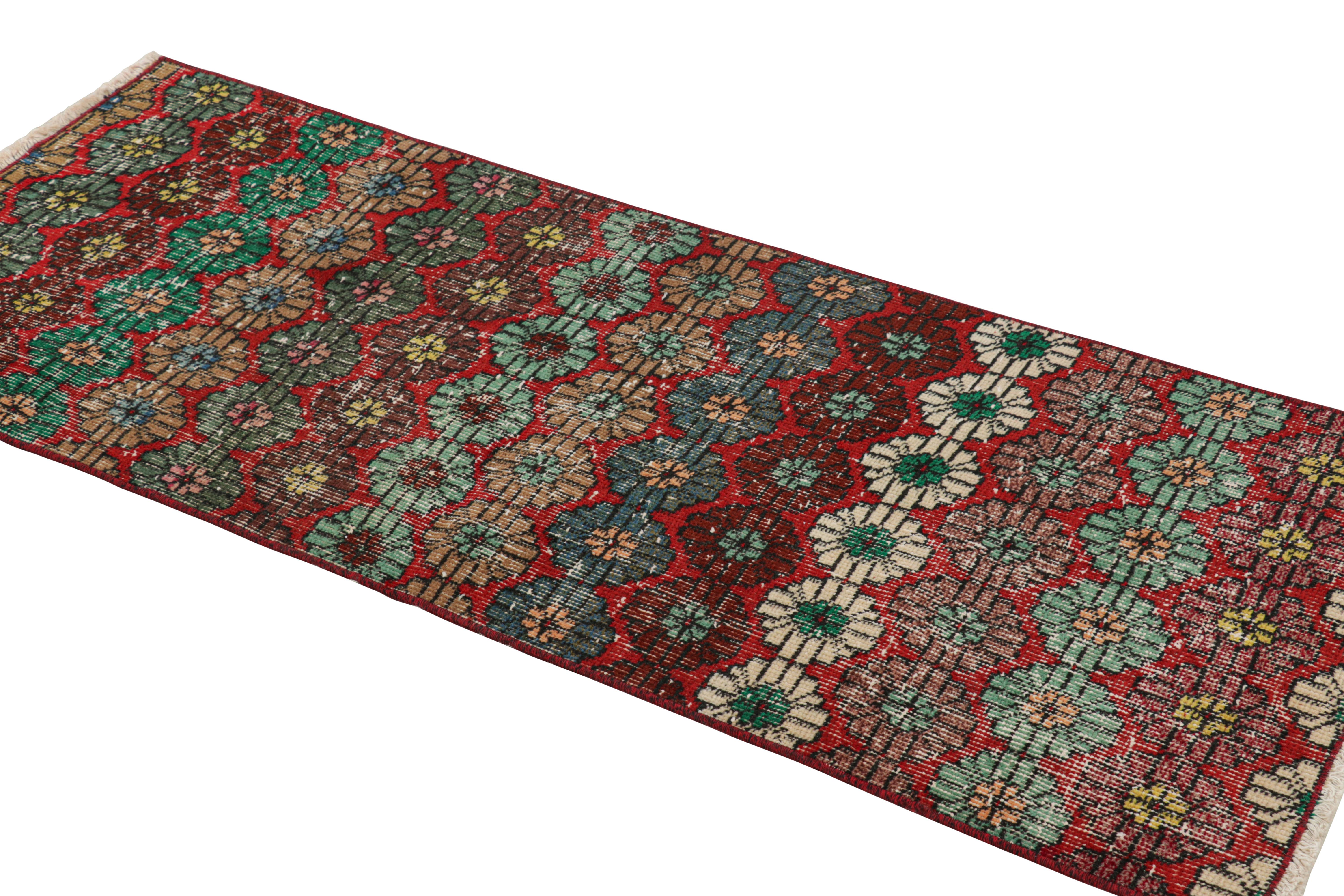 Vintage Zeki Múren Läufer in Rot, mit bunten Blumenmustern von Rug & Kilim (Handgeknüpft) im Angebot