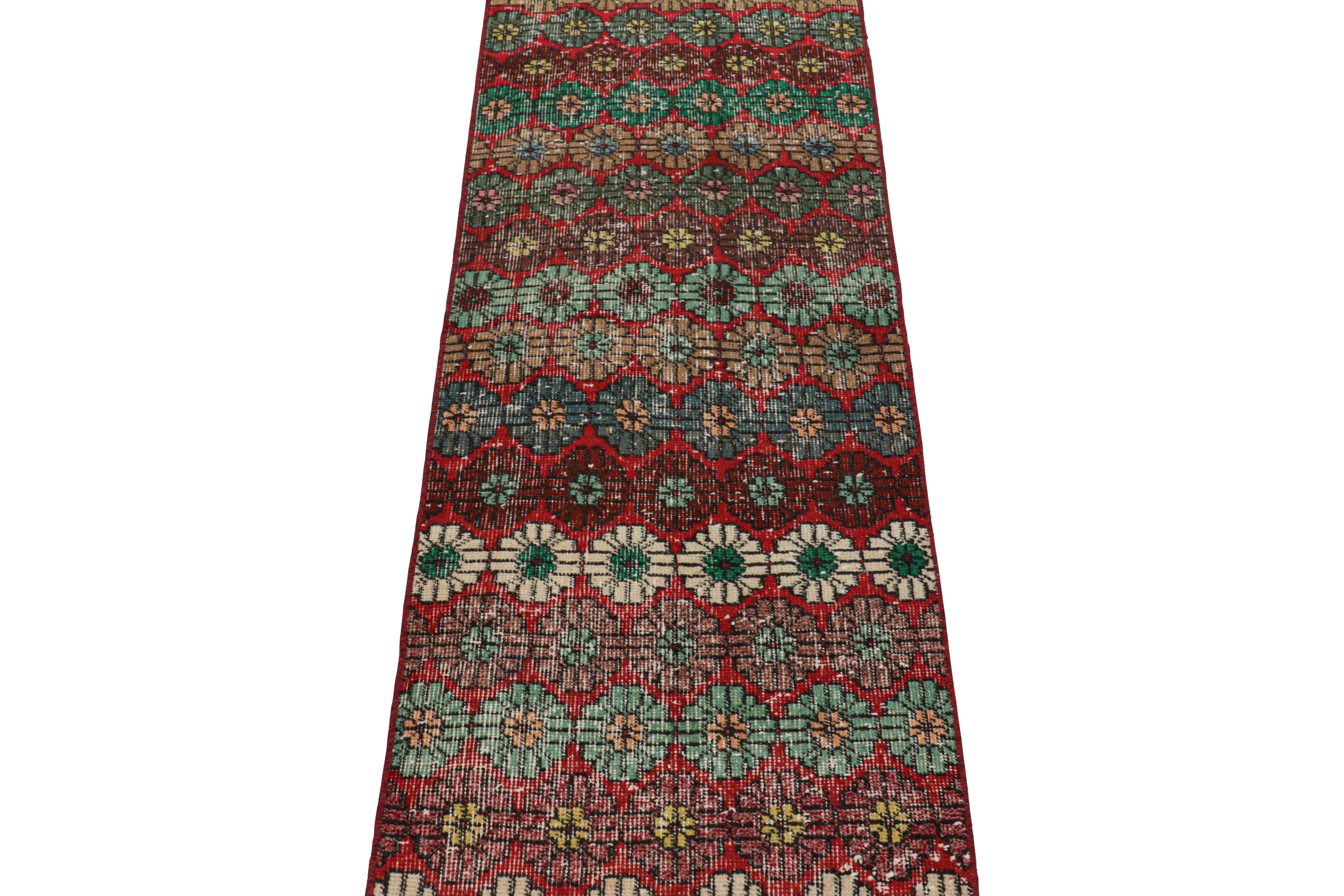 Vintage Zeki Múren Läufer in Rot, mit bunten Blumenmustern von Rug & Kilim im Zustand „Gut“ im Angebot in Long Island City, NY