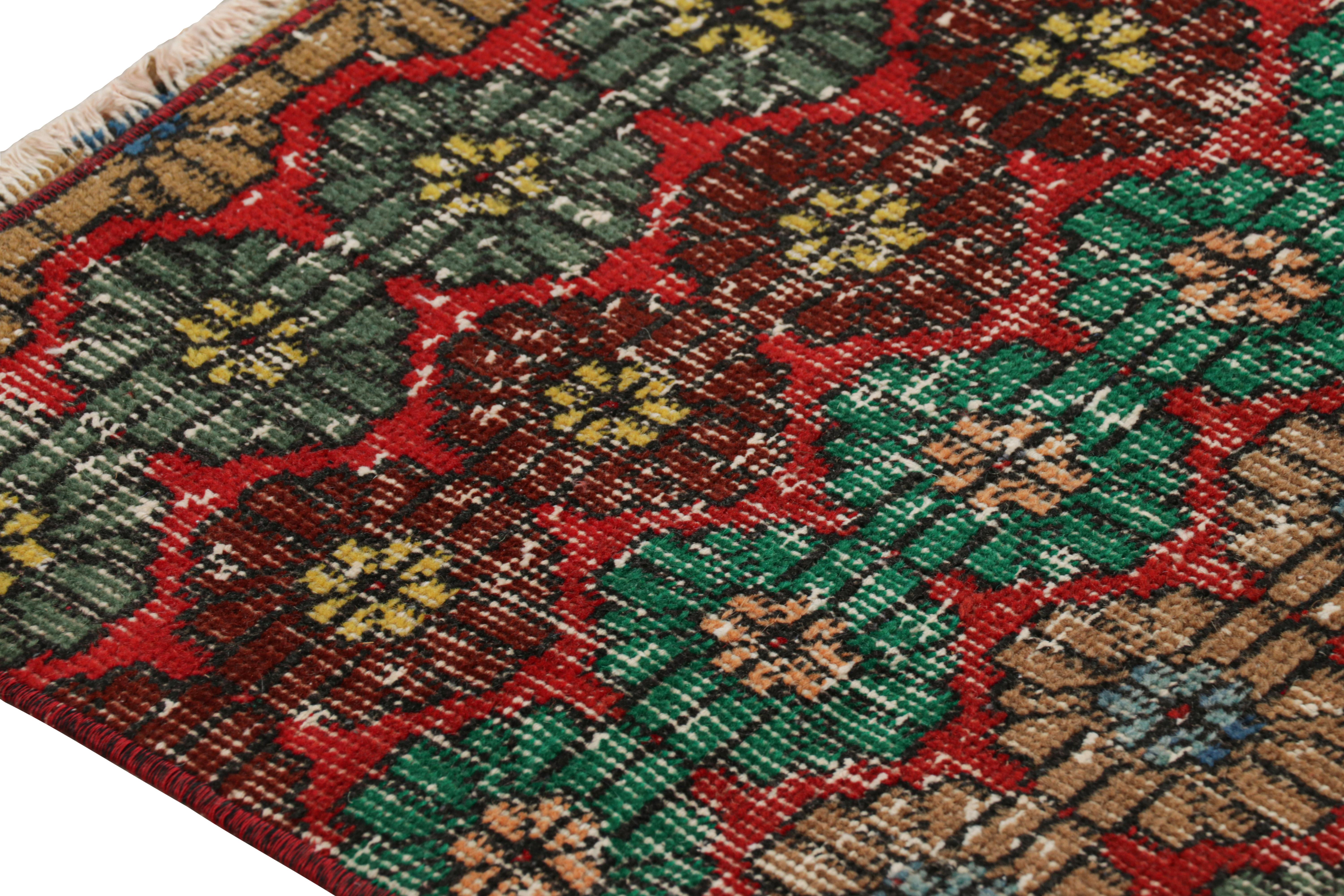 Vintage Zeki Múren Läufer in Rot, mit bunten Blumenmustern von Rug & Kilim (Mitte des 20. Jahrhunderts) im Angebot