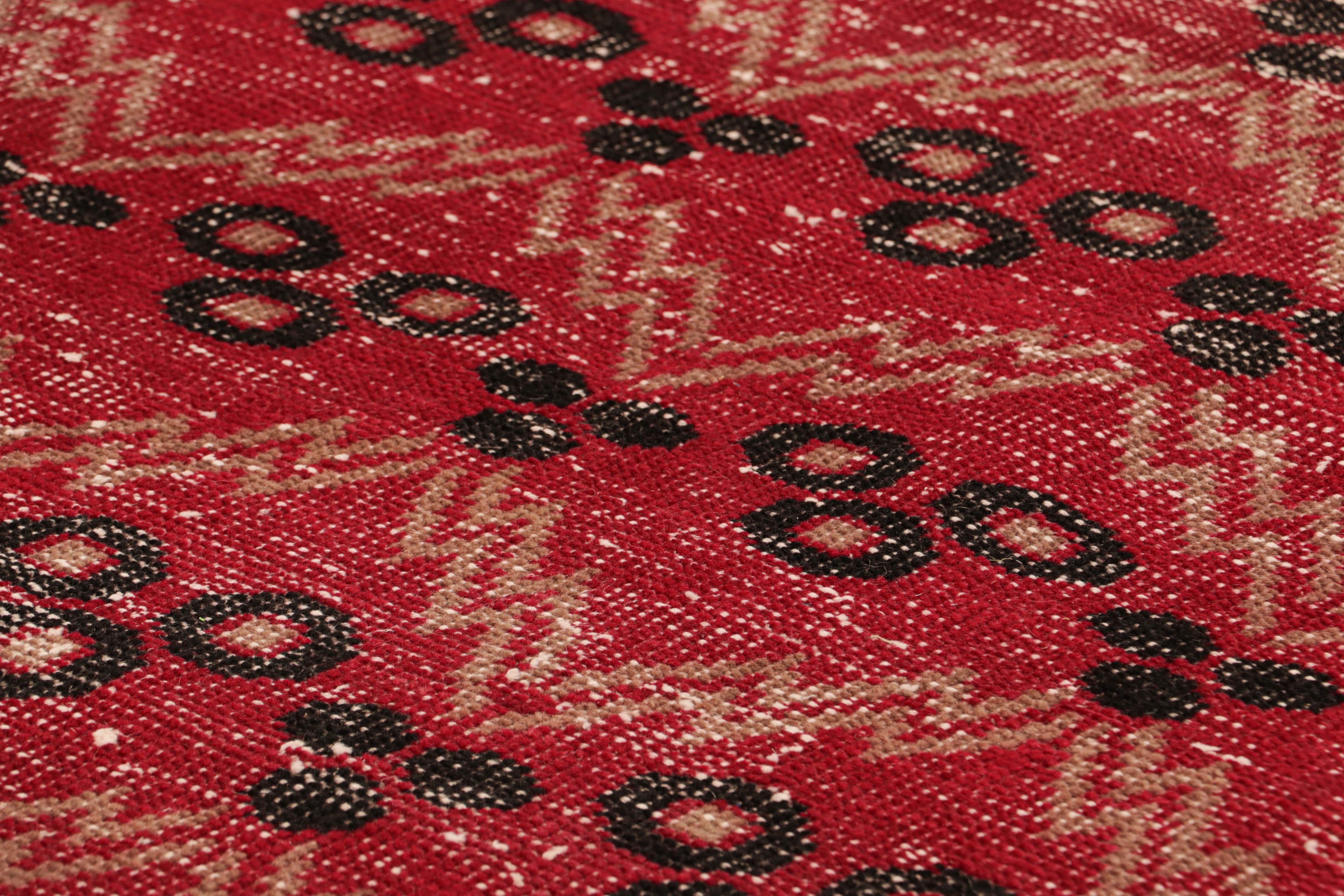 Dieser aus Wolle handgeknüpfte Läufer 4x7 von Zeki Müren aus der Türkei (ca. 1960 - 1970) ist eine einzigartige Ergänzung der Rug & Kilim Collection'S. Er zeichnet sich durch eine breite Palette von Farben und geometrischen Mustern auf dem Feld aus.