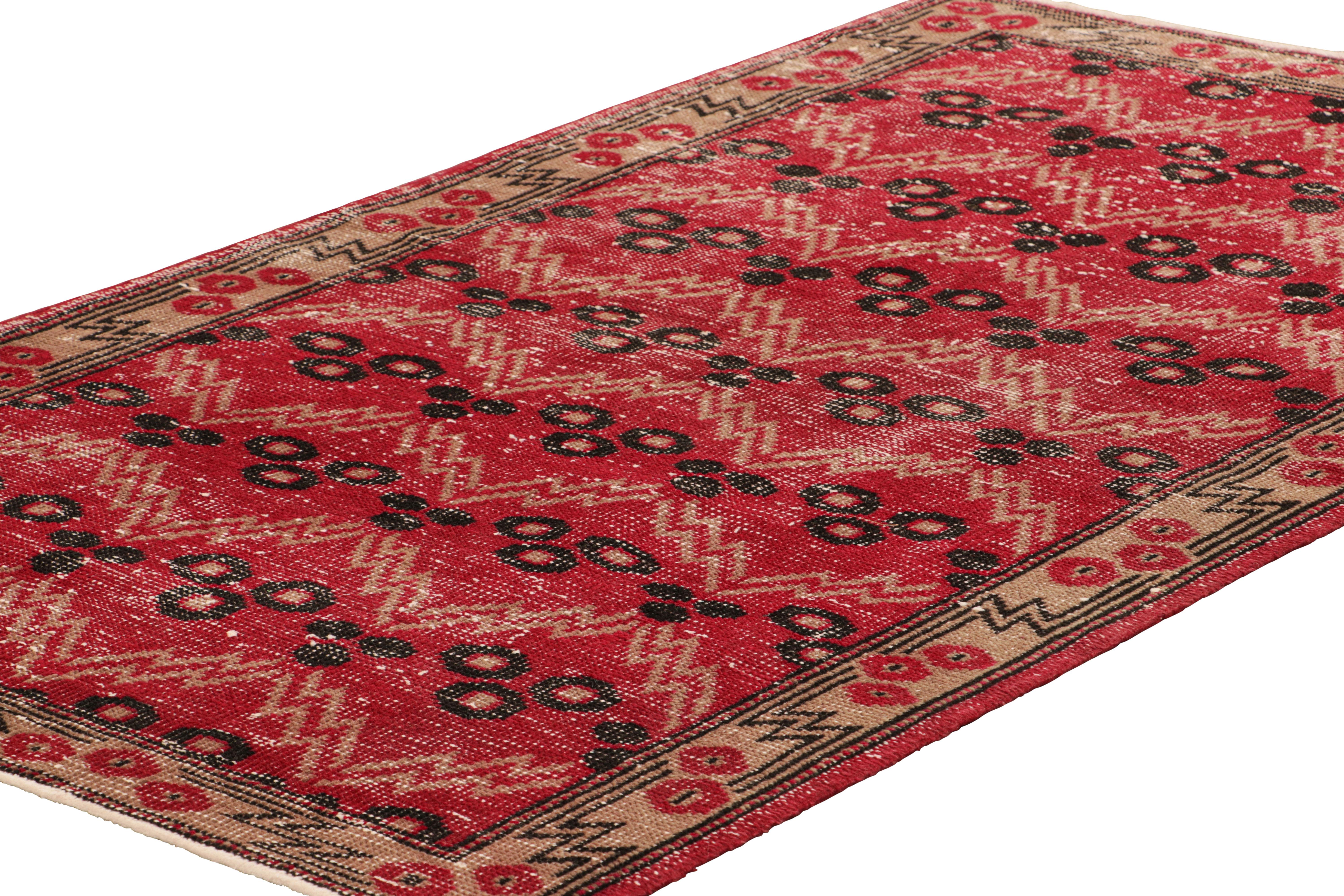 Vintage Zeki Müren Läufer in Rot mit geometrischen Mustern von Rug & Kilim (Handgeknüpft) im Angebot