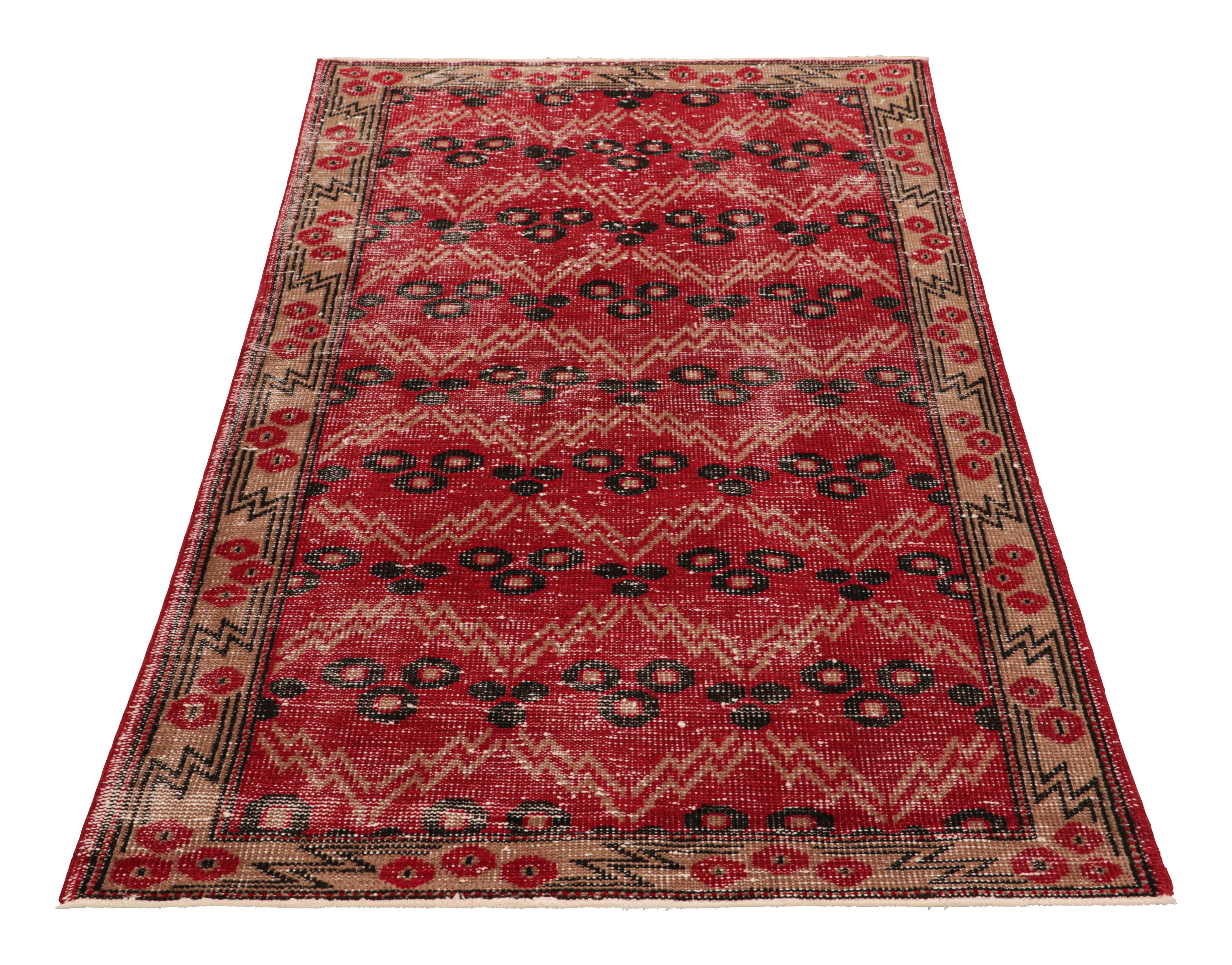 Vintage Zeki Müren Läufer in Rot mit geometrischen Mustern von Rug & Kilim im Zustand „Gut“ im Angebot in Long Island City, NY