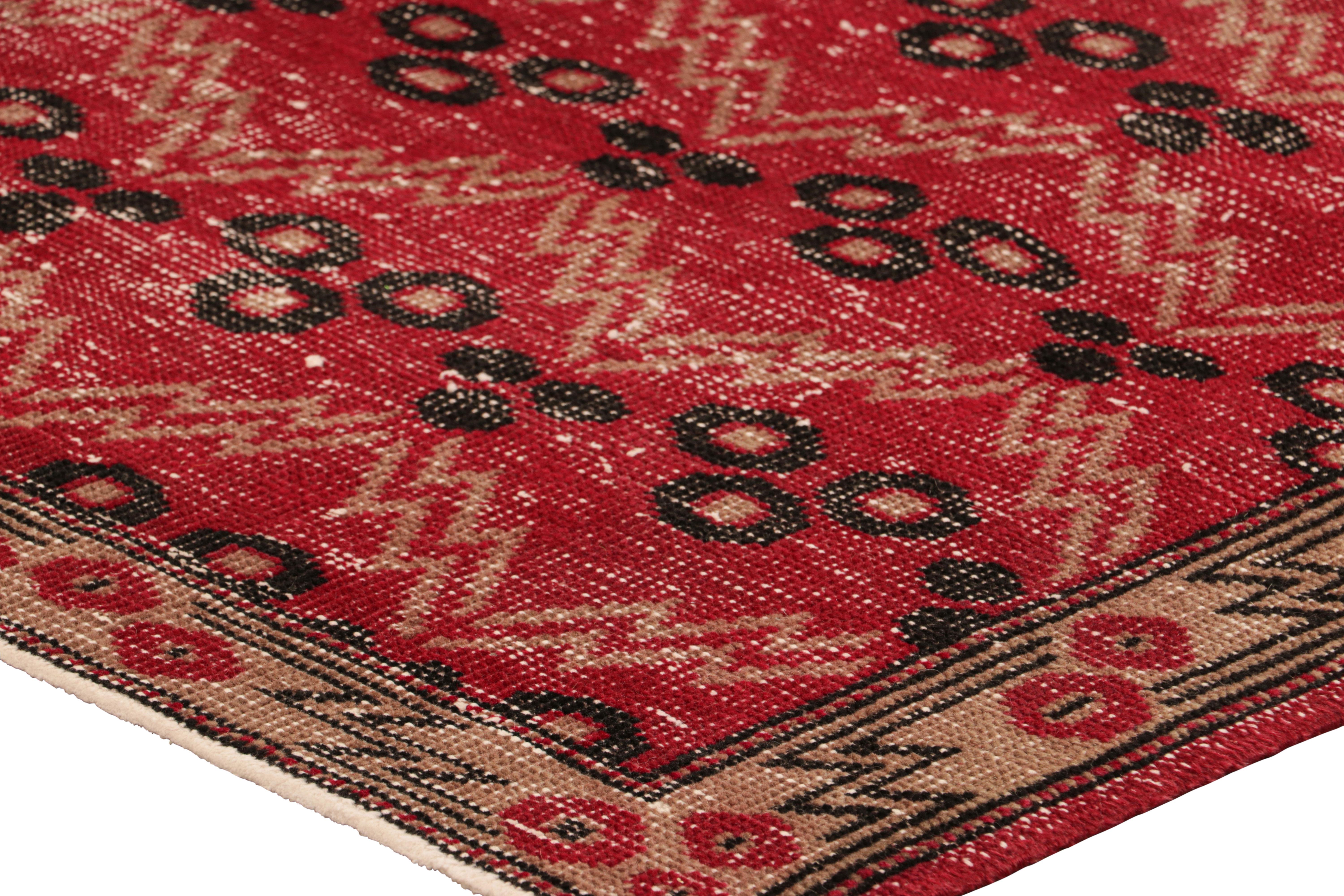 Vintage Zeki Müren Läufer in Rot mit geometrischen Mustern von Rug & Kilim (Mitte des 20. Jahrhunderts) im Angebot