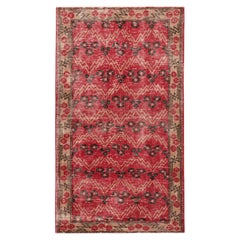 Runner Zeki Müren vintage in rosso con motivi geometrici da Rug & Kilim