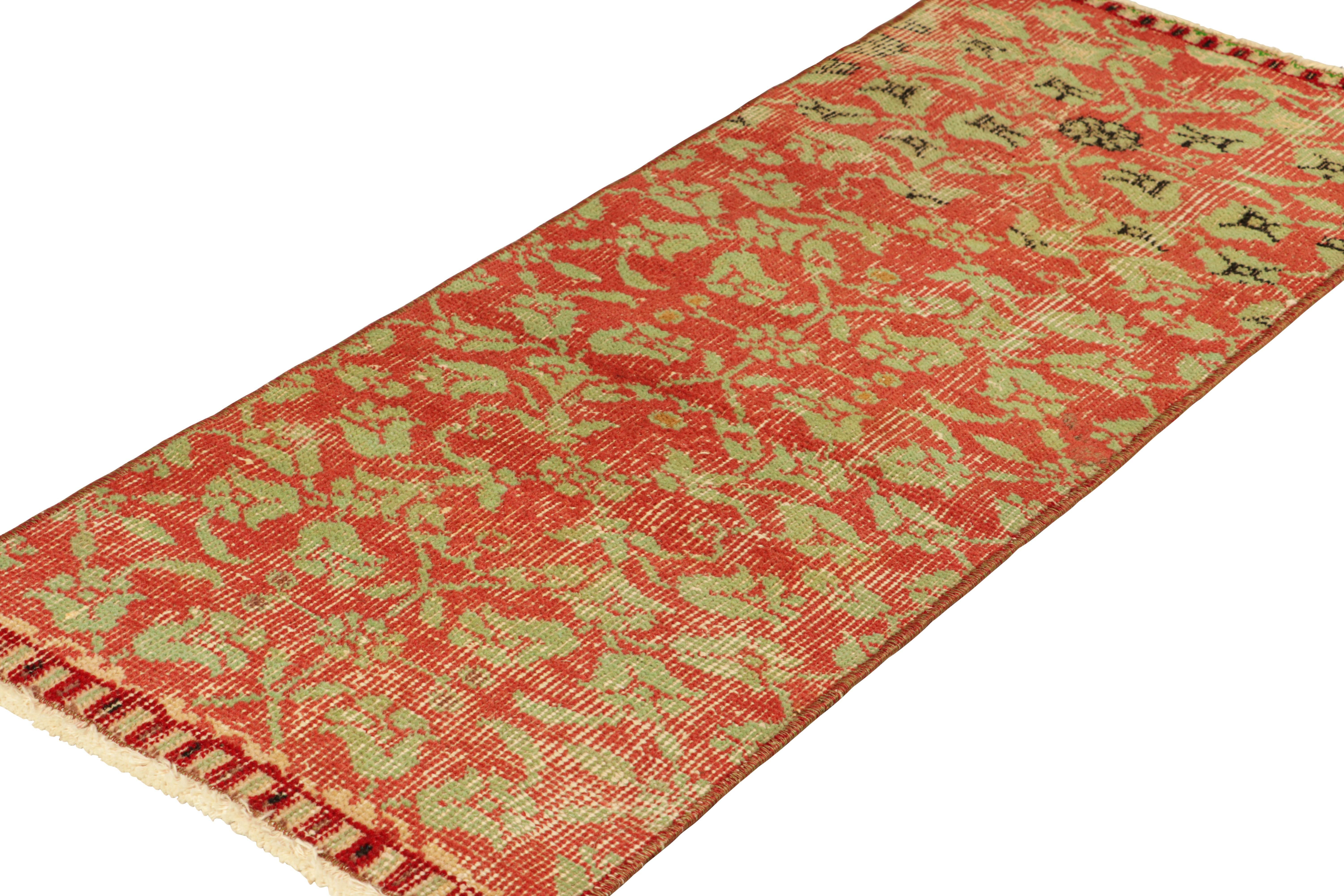 Vintage Zeki Múren Läufer in Rot, mit grünen Blumenmustern, von Rug & Kilim (Handgeknüpft) im Angebot
