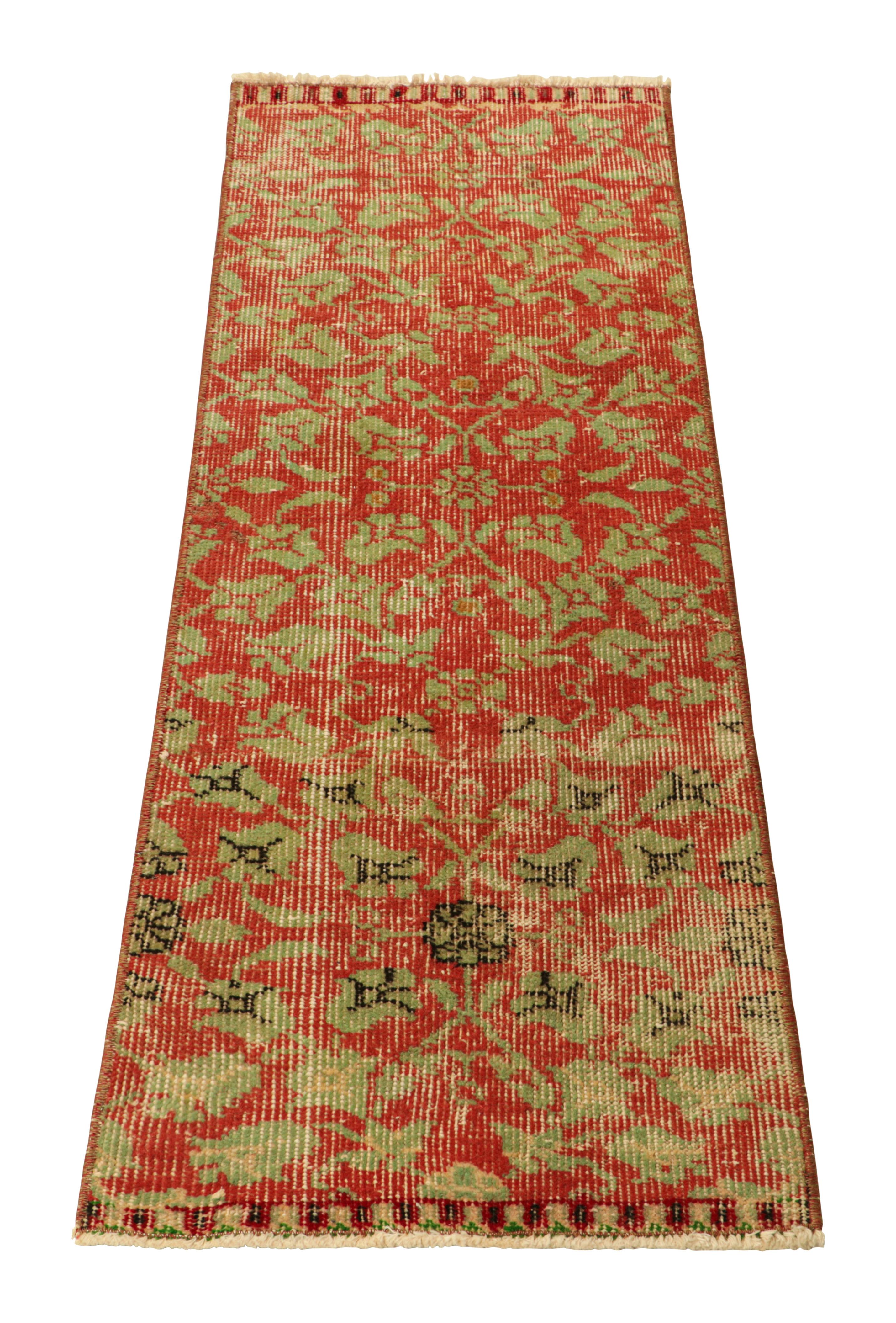 Vintage Zeki Múren Läufer in Rot, mit grünen Blumenmustern, von Rug & Kilim im Zustand „Gut“ im Angebot in Long Island City, NY
