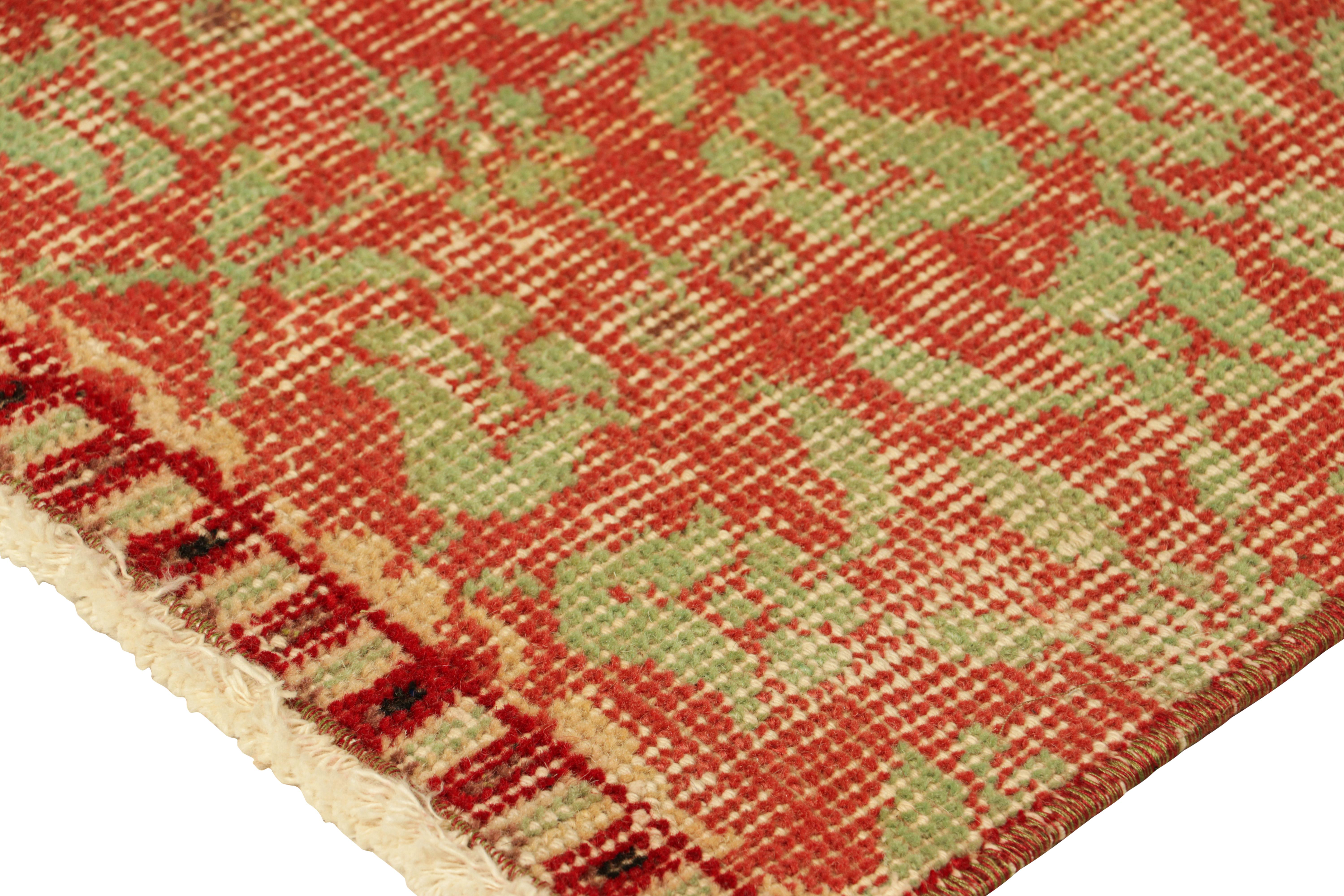 Vintage Zeki Múren Läufer in Rot, mit grünen Blumenmustern, von Rug & Kilim (Mitte des 20. Jahrhunderts) im Angebot