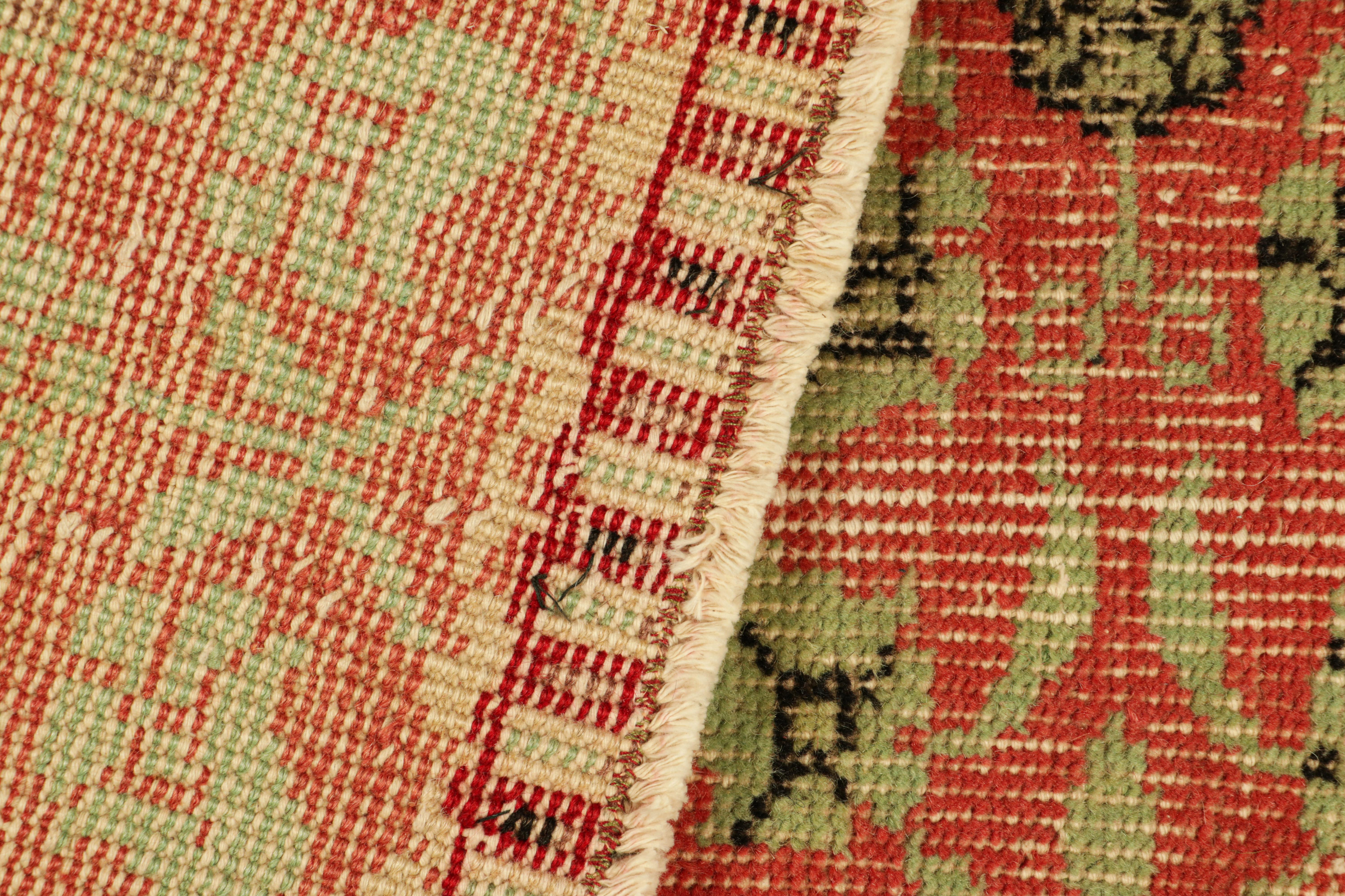 Vintage Zeki Múren Läufer in Rot, mit grünen Blumenmustern, von Rug & Kilim (Wolle) im Angebot