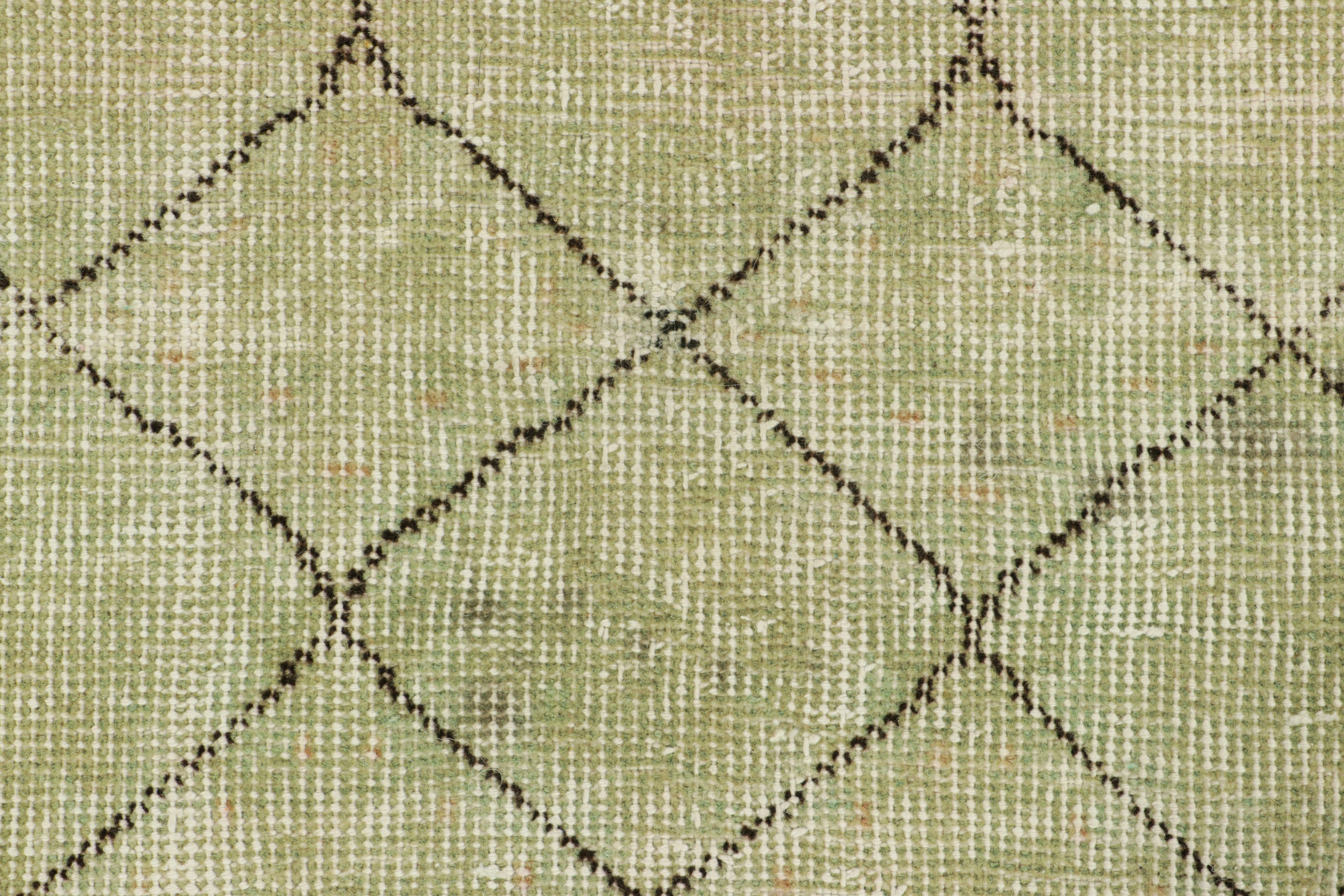 Vintage Zeki Müren Läufer in Sage Grün mit Geometrischen Mustern von Rug & Kilim (Türkisch) im Angebot