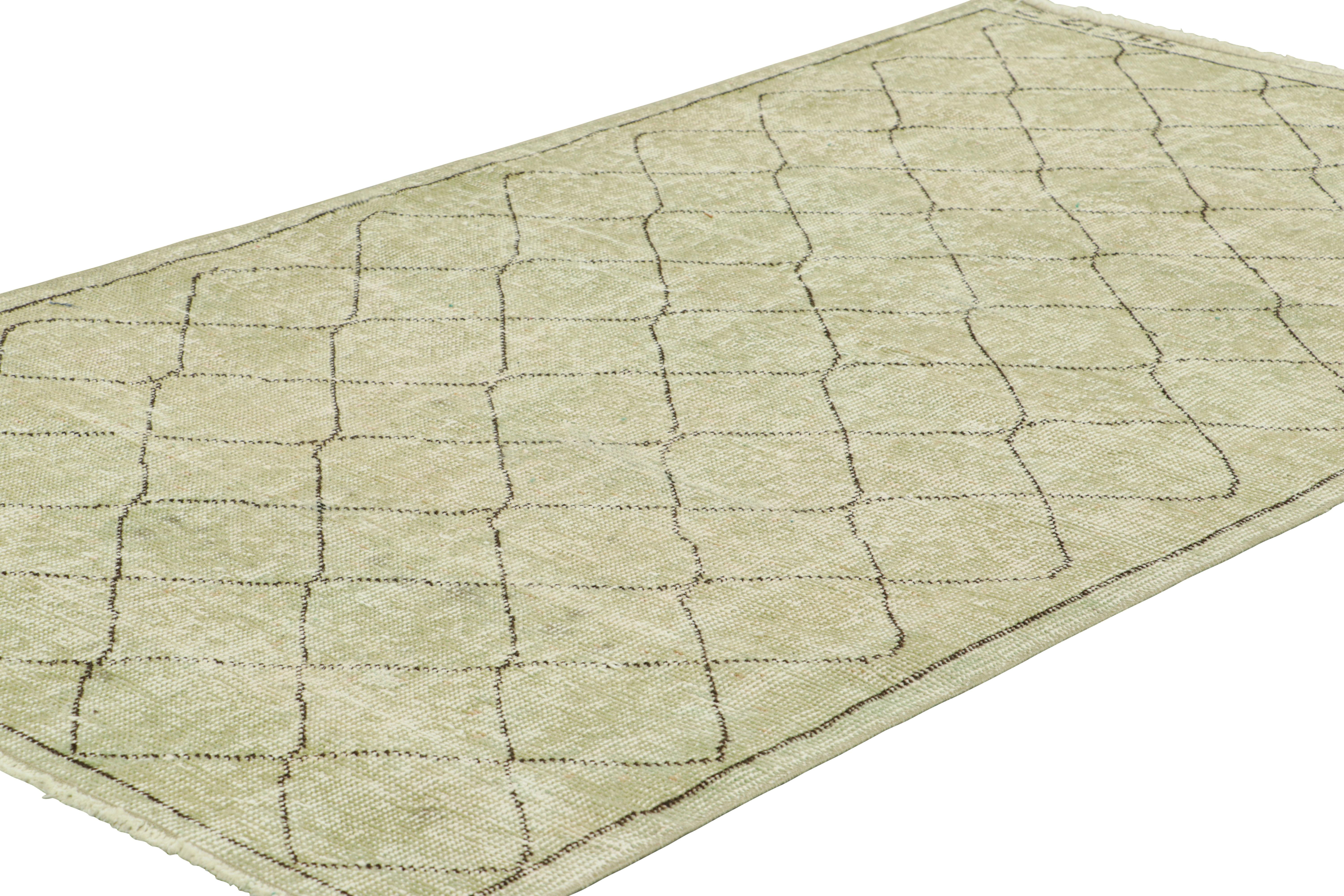 Vintage Zeki Müren Läufer in Sage Grün mit Geometrischen Mustern von Rug & Kilim (Handgeknüpft) im Angebot