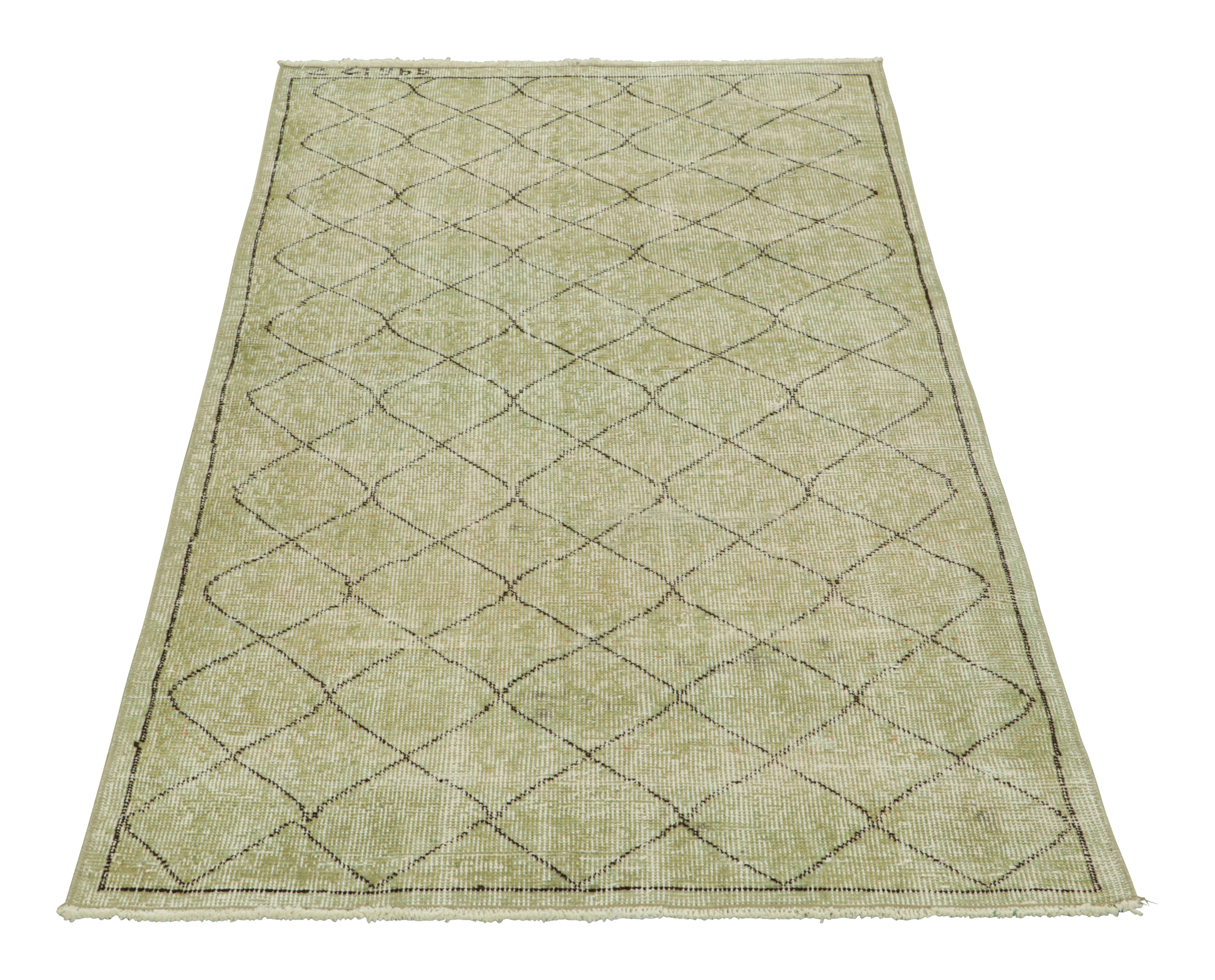 Vintage Zeki Müren Läufer in Sage Grün mit Geometrischen Mustern von Rug & Kilim im Zustand „Gut“ im Angebot in Long Island City, NY