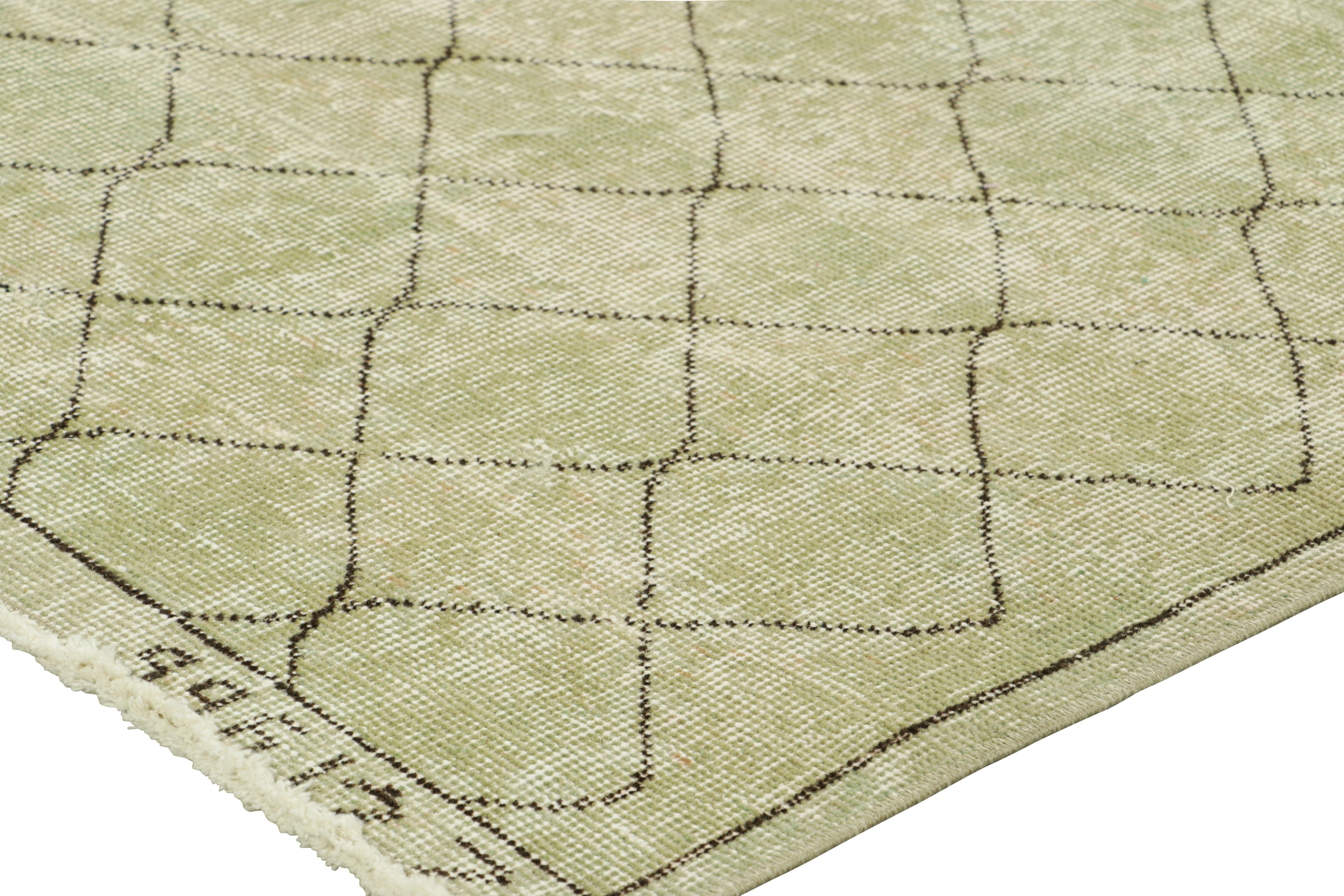 Vintage Zeki Müren Läufer in Sage Grün mit Geometrischen Mustern von Rug & Kilim (Mitte des 20. Jahrhunderts) im Angebot