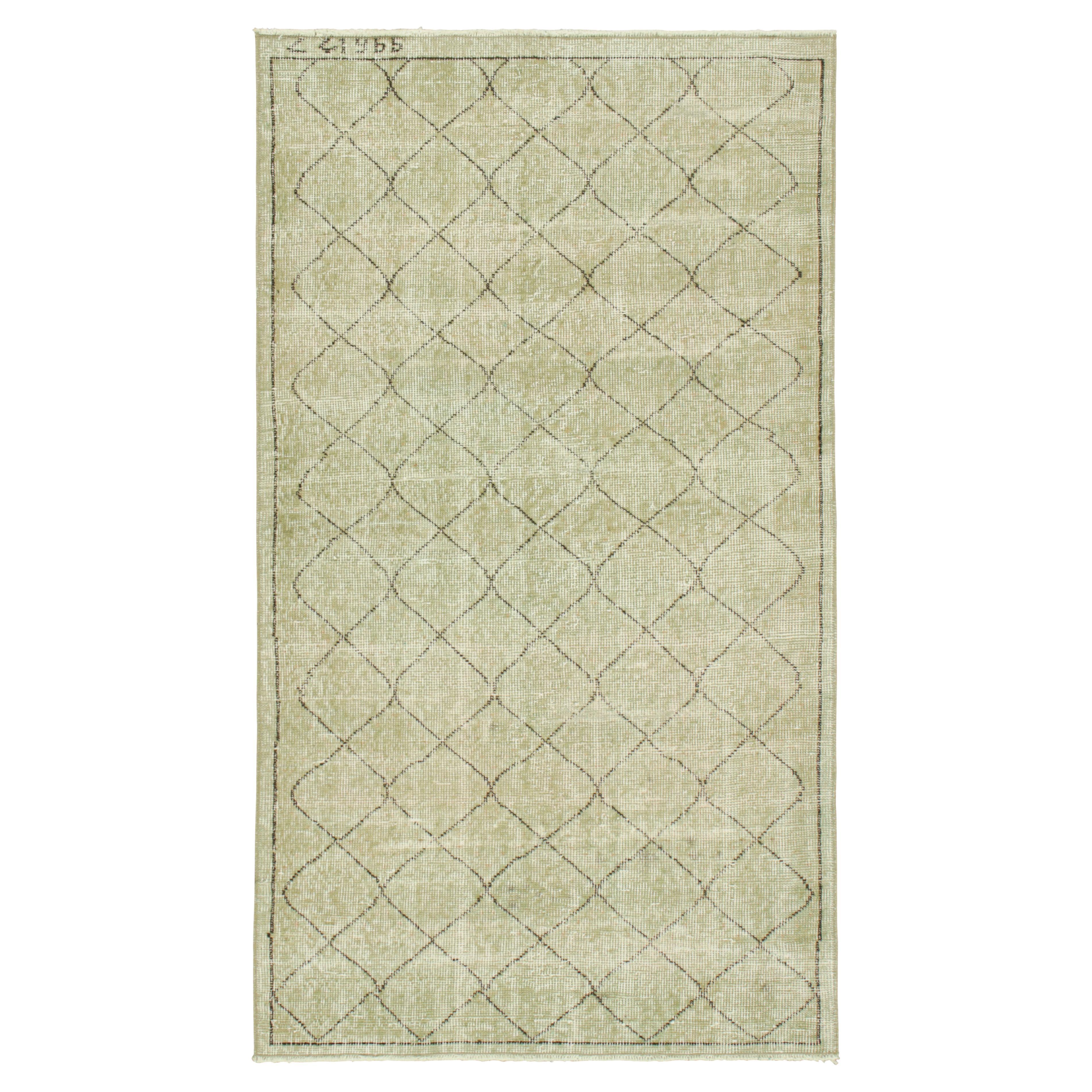 Vintage Zeki Müren Läufer in Sage Grün mit Geometrischen Mustern von Rug & Kilim im Angebot