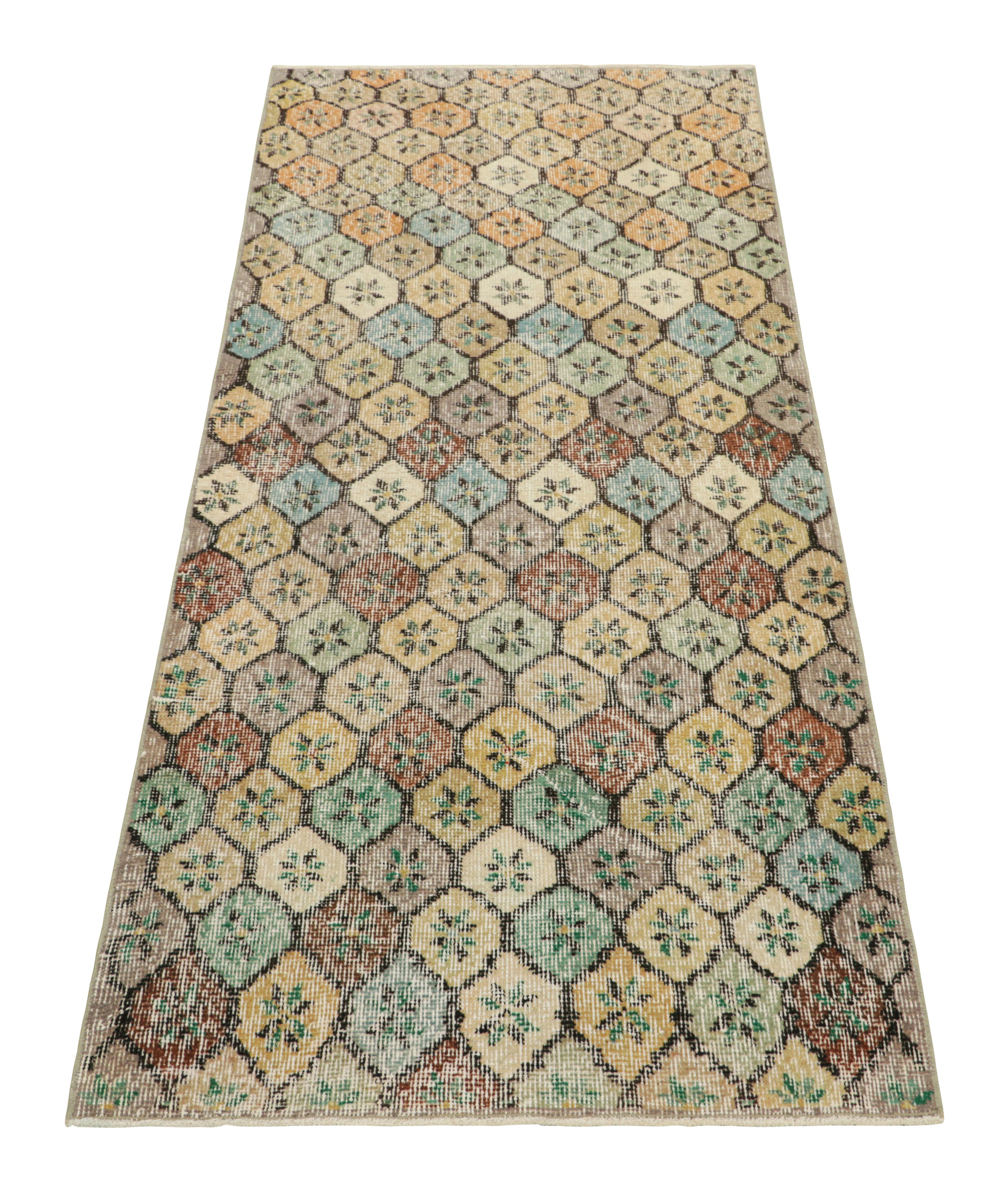 Vintage Zeki Müren Runner Rug in Beige-Brown with Geometric Pattern Rug & Kilim In Good Condition For Sale In Long Island City, NY