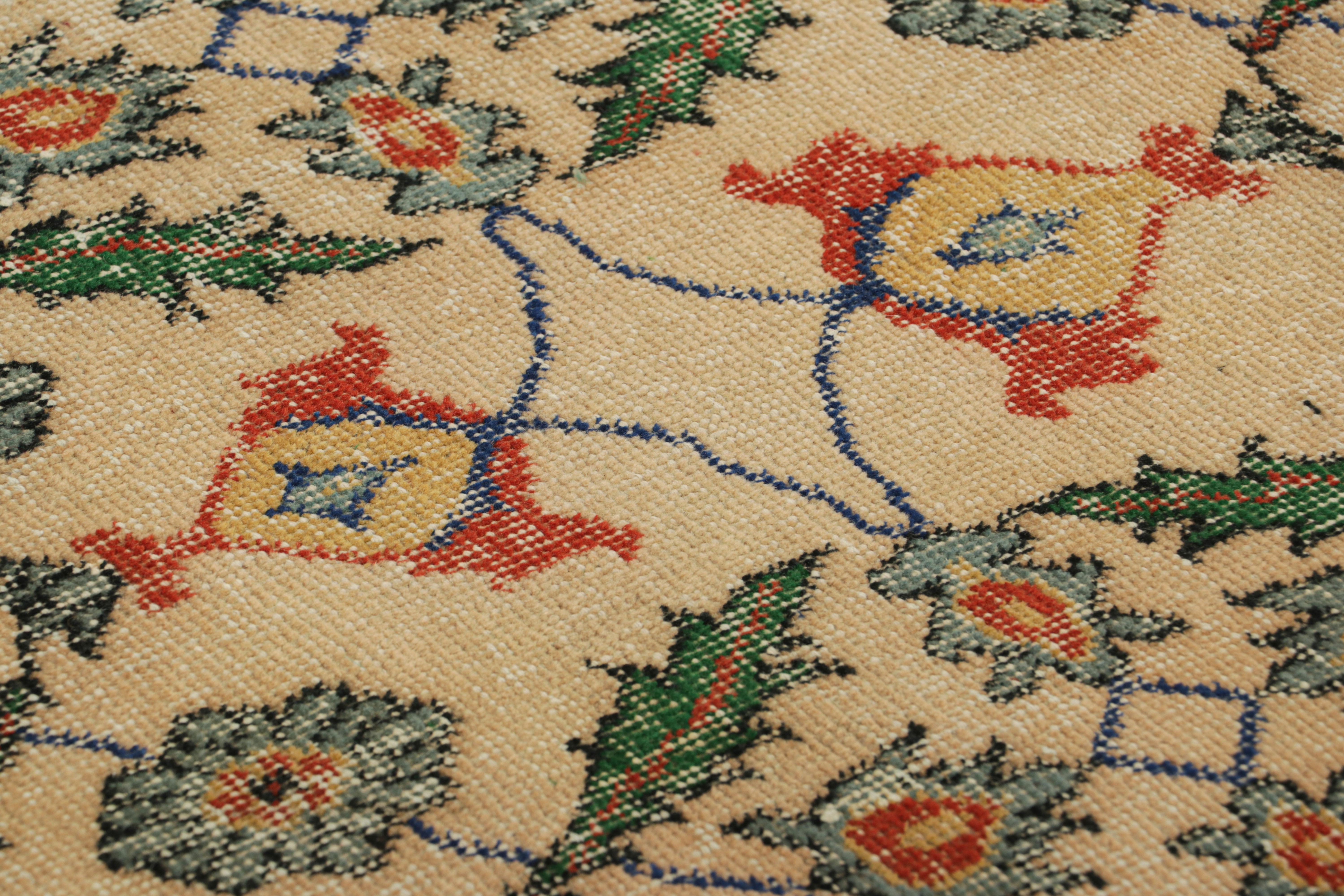Dieser handgeknüpfte Wollteppich (3x8) von Zeki Müren aus der Türkei (ca. 1950-60) ist eine einzigartige Ergänzung der Rug & Kilim Mid-Century Pasha Collection - einer Linie, die dem einzigartigen Einfluss dieses Künstlers gewidmet ist und die mit