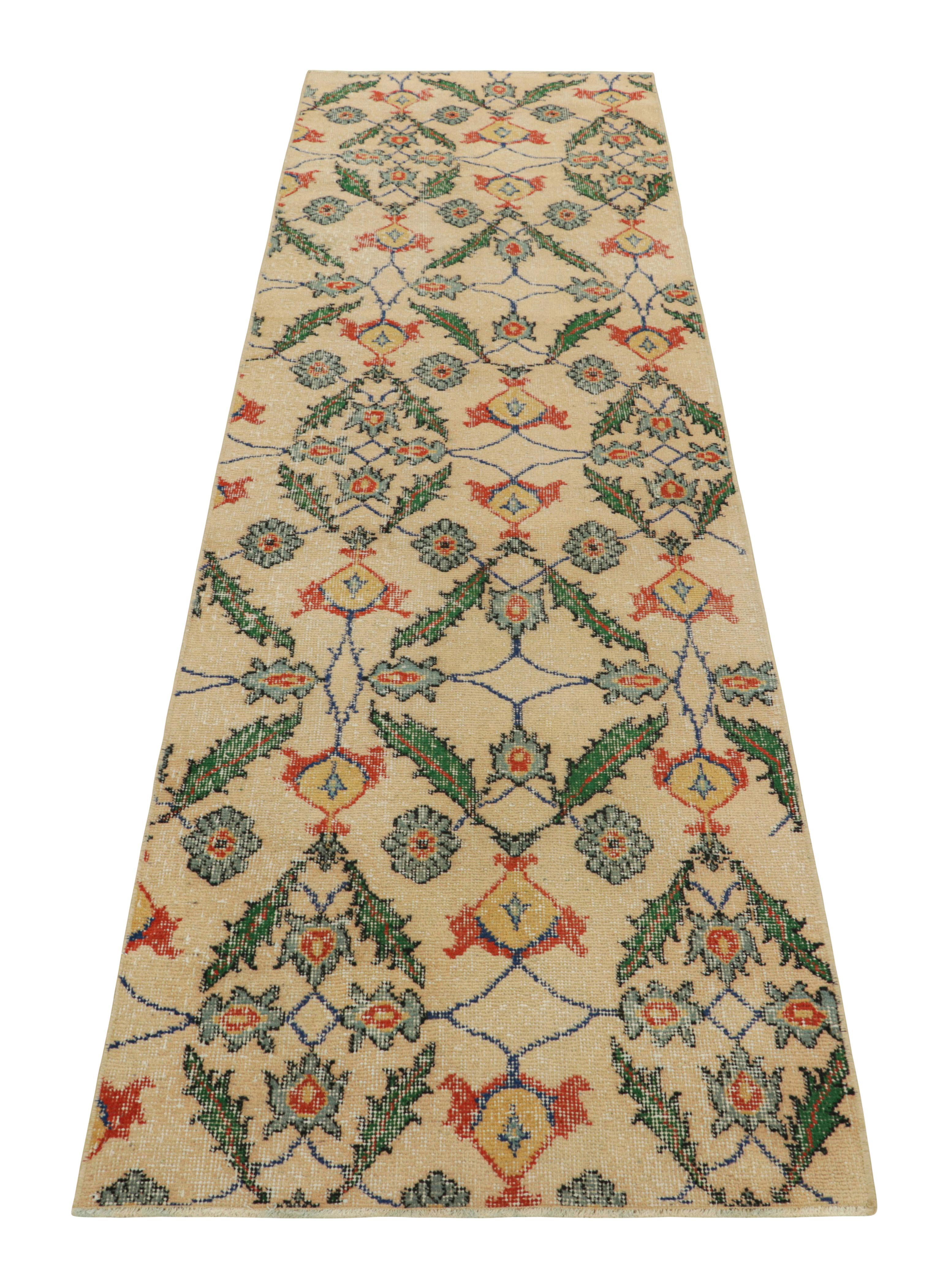 Vintage Zeki Müren Läufer in Beige mit polychromen Blumenmustern  Teppich (Handgeknüpft) im Angebot