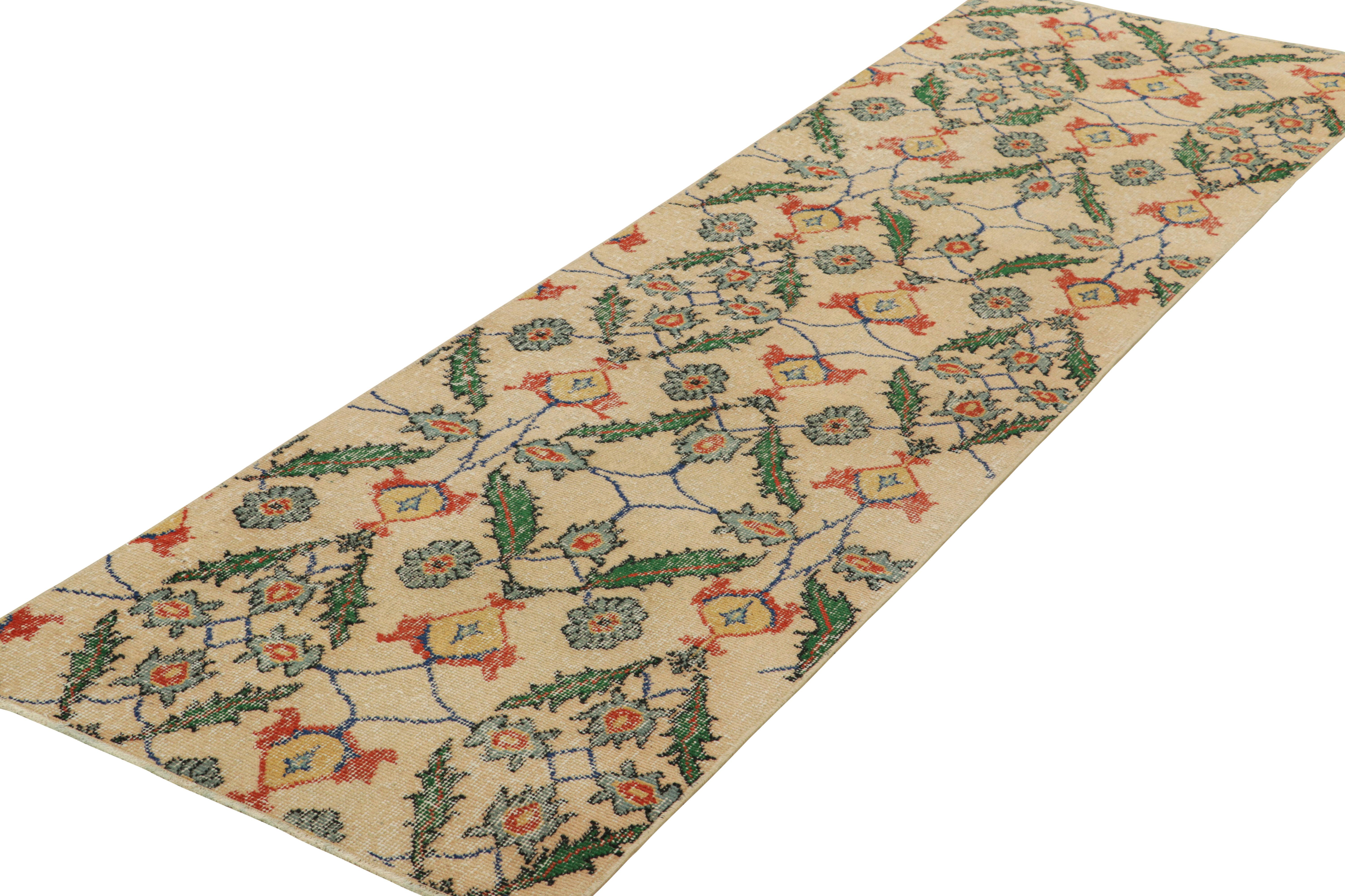 Vintage Zeki Müren Läufer in Beige mit polychromen Blumenmustern  Teppich im Zustand „Gut“ im Angebot in Long Island City, NY