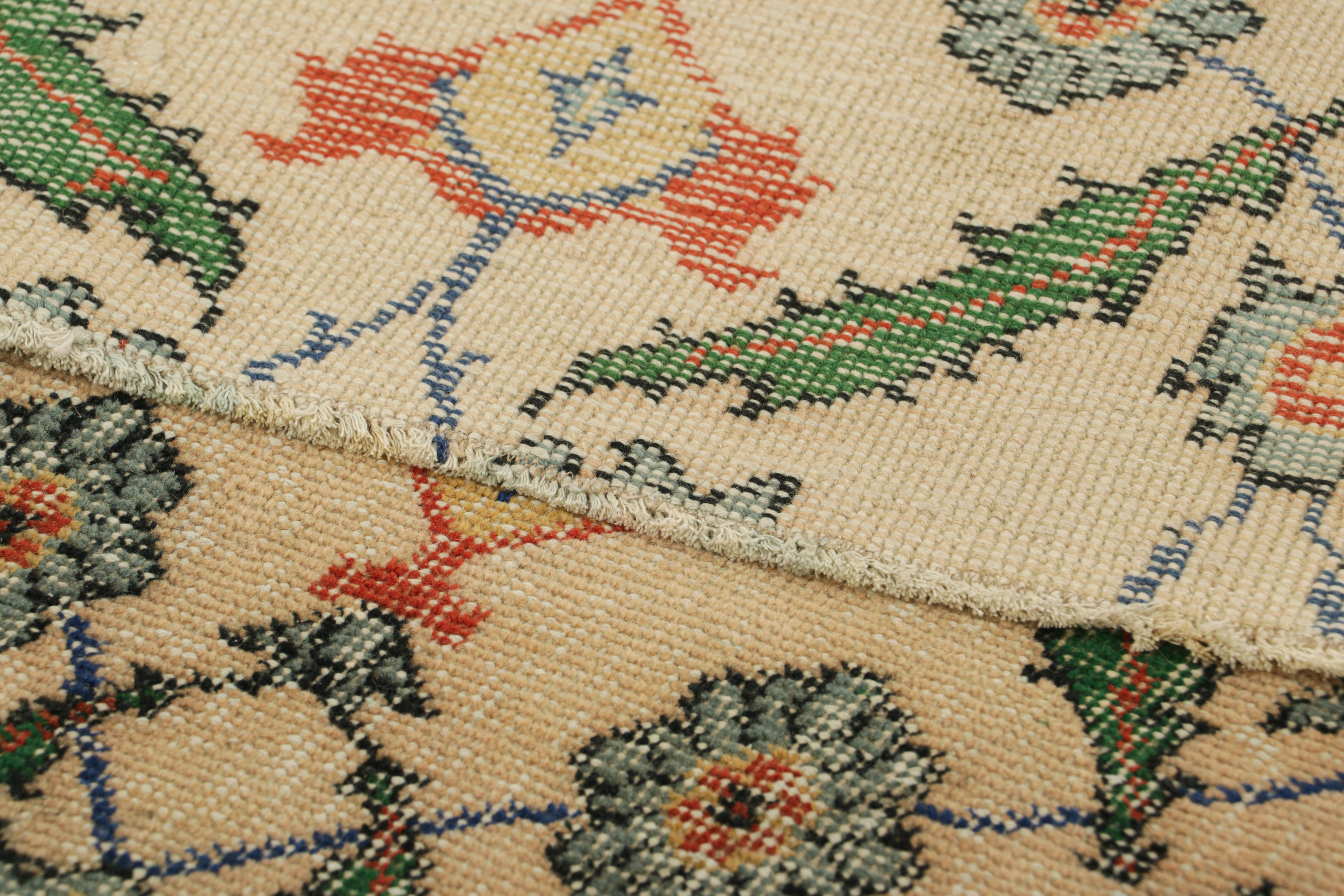 Vintage Zeki Müren Läufer in Beige mit polychromen Blumenmustern  Teppich (Wolle) im Angebot