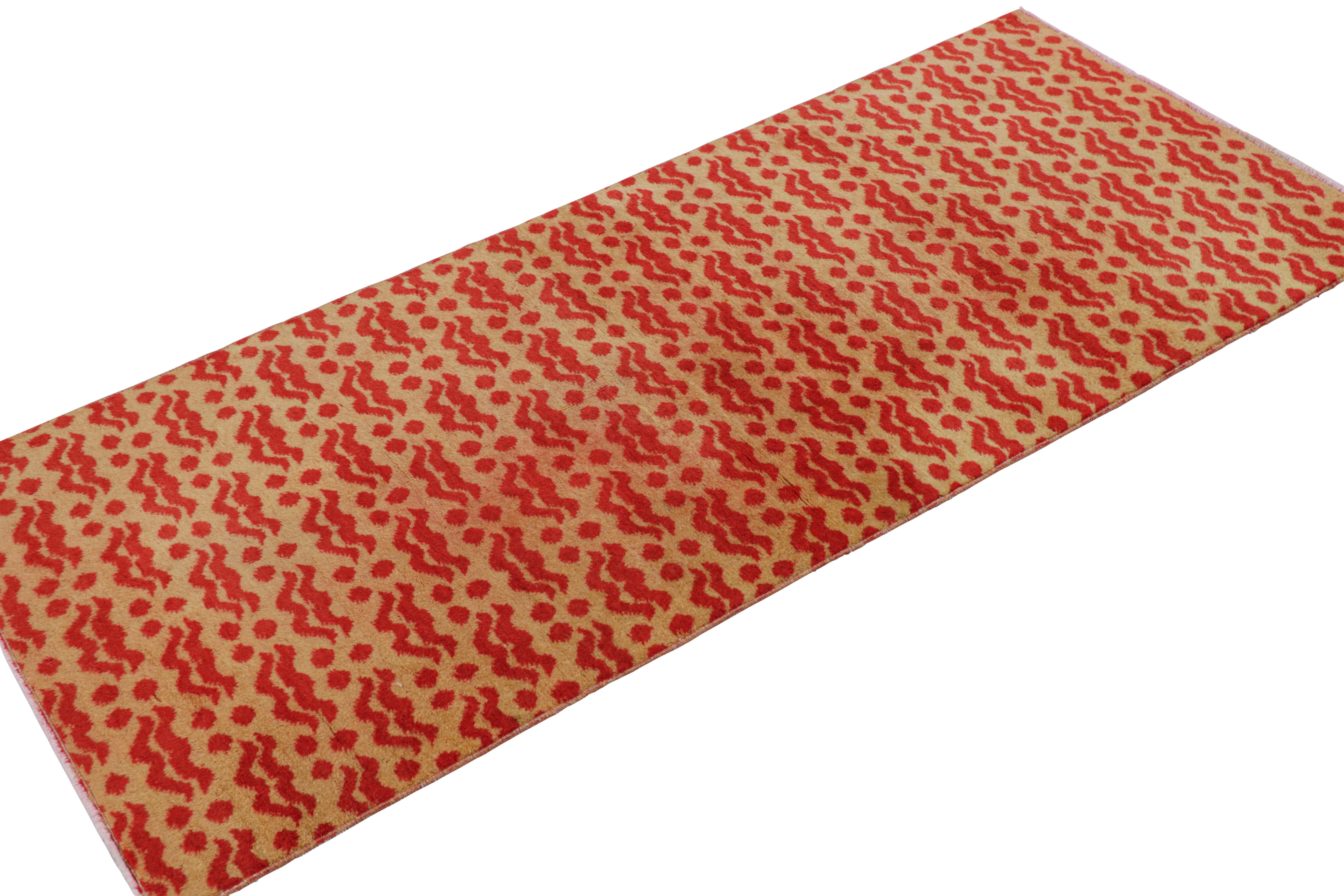 Vintage Zeki Müren Runner Rug in Beige with Red Cintamani Motifs  Rug & Kilim In Good Condition For Sale In Long Island City, NY
