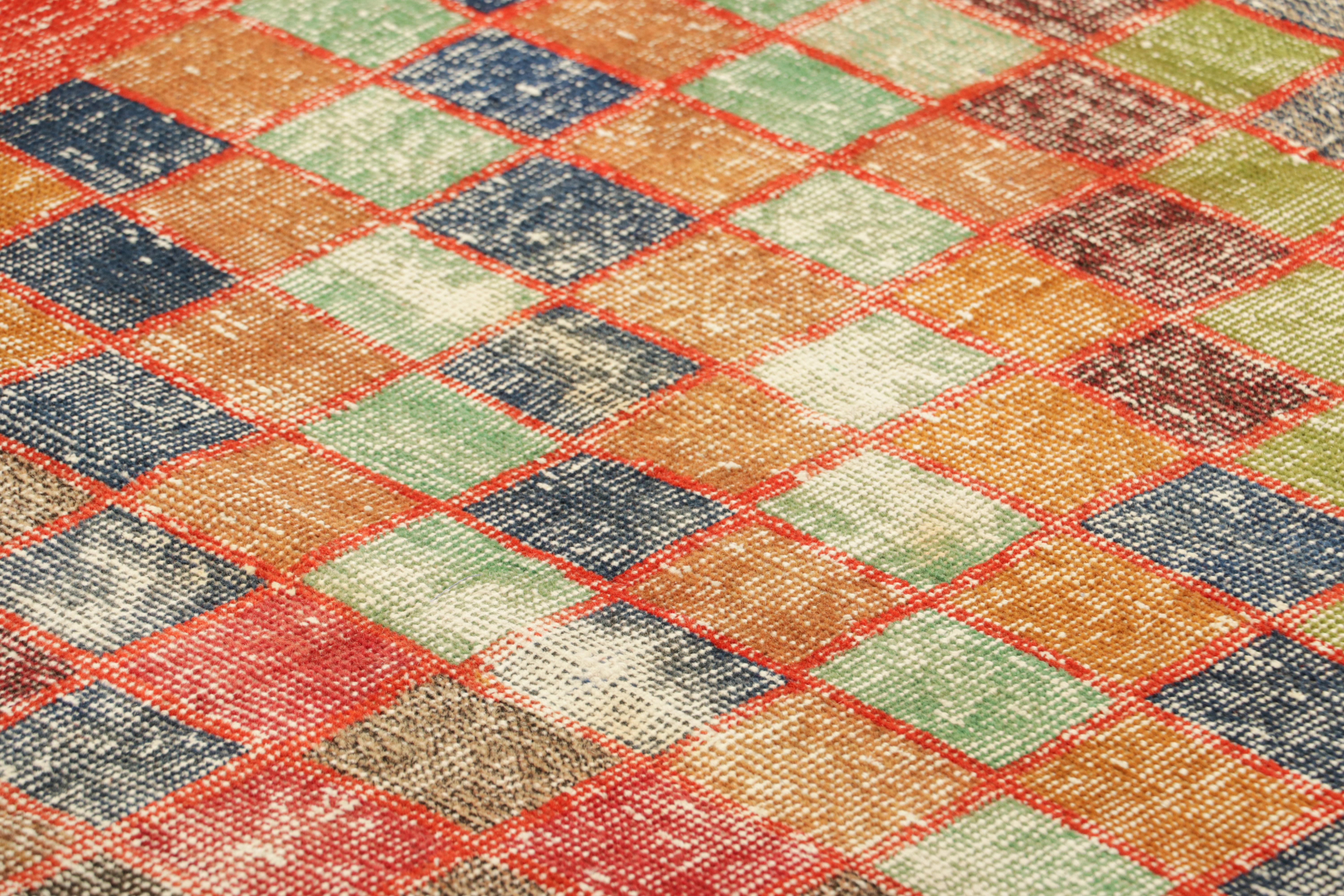 Dieser handgeknüpfte Wollteppich in der Türkei (ca. 1960-1970) ist ein aufregender Neuzugang in der Mid-Century Pasha Collection'S von Rug & Kilim - einer Reihe unserer Klassiker, die den Werken des türkischen multidisziplinären Künstlers Zeki Müren