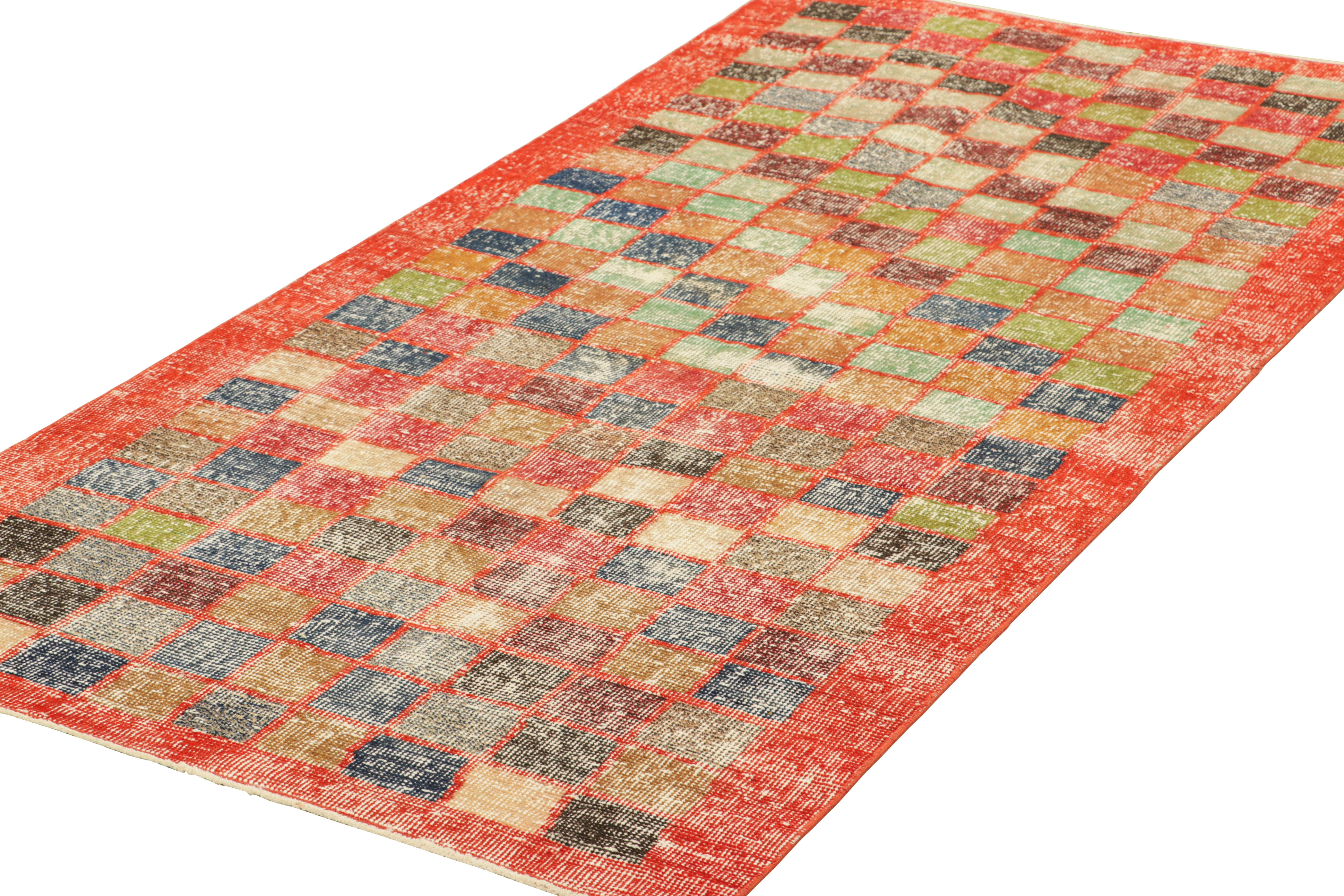 Vintage Zeki Müren Läufer Teppich in leuchtendem Rot mit geometrischem Muster  Rug & Kilim (Handgeknüpft) im Angebot